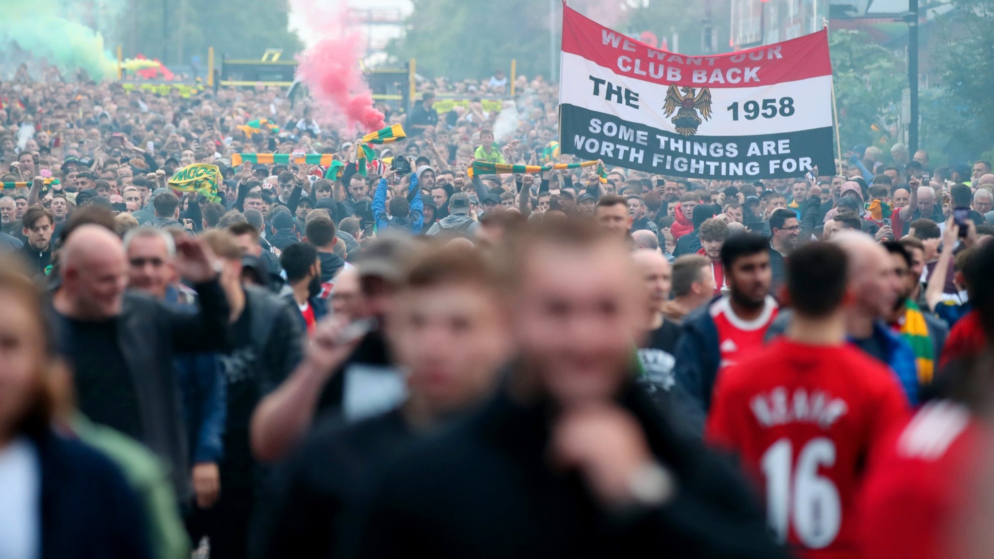 Milhares de adeptos do Manchester United manifestaram-se dentro e fora do estádio sem repetir as cenas que se passaram há menos de ano e meio