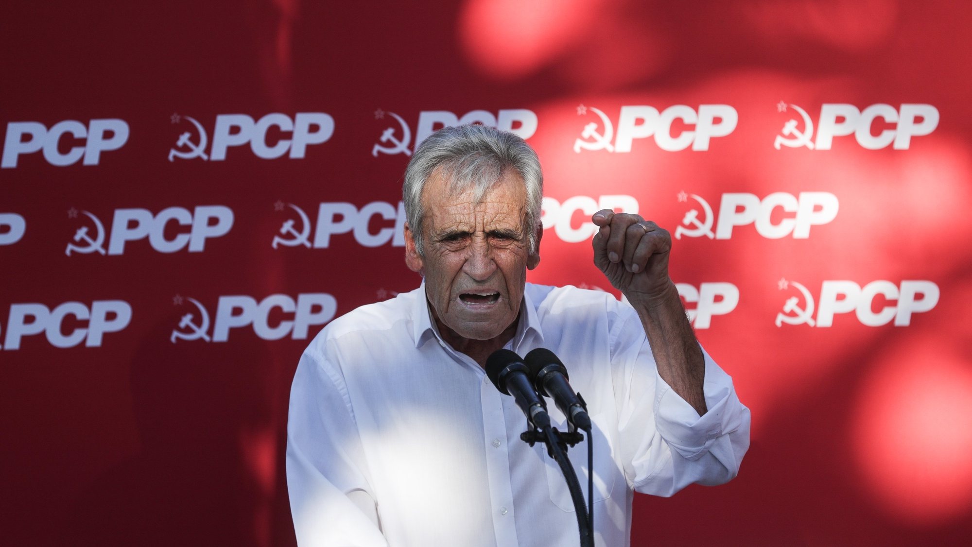 O secretário-geral do Partido Comunista Português (PCP), Jerónimo de Sousa, participou numa sessão pública sobre o aumento do custo de vida em Paio Pires, 20 de agosto de 2022. TIAGO PETINGA/LUSA