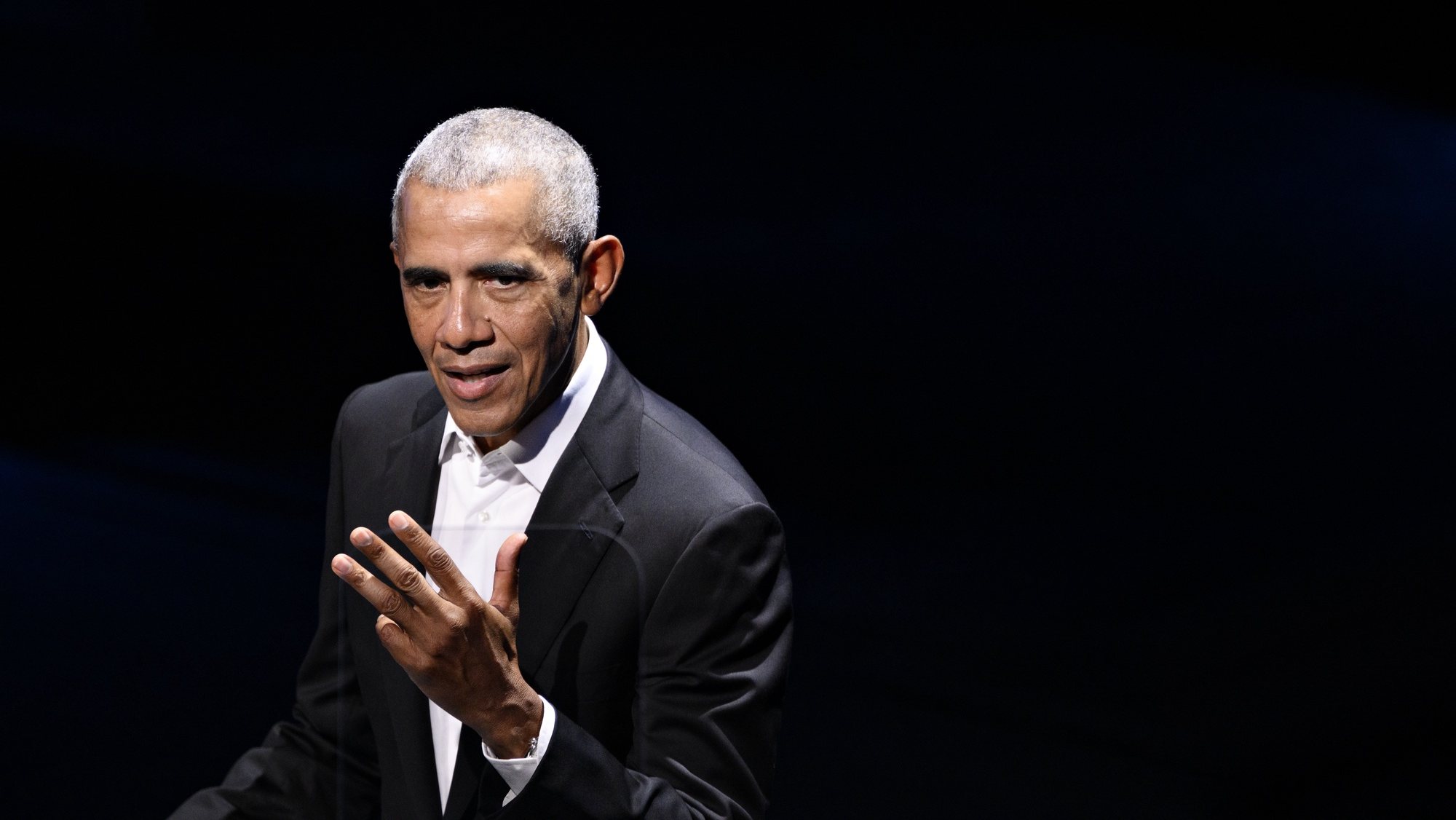 epa10006507 Former US President Barack Obama speaks at the Town Hall Event with the Obama Foundation during the Copenhagen Democracy Summit in the Skuespilhuset in Copenhagen, Denmark, 10 June 2022.  EPA/PHILIP DAVALI  DENMARK OUT