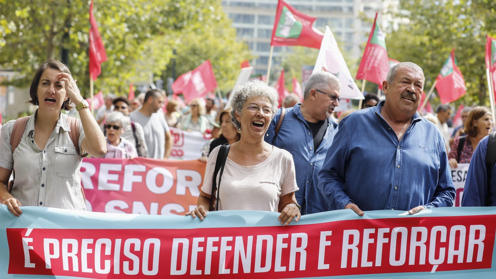A secretária-geral da CGTP-IN, Isabel Camarinha (C), participa na manifestação “Defender e Reforçar o Serviço Nacional de Saúde Público, Gratuito e Universal&quot;, que decorreu em Lisboa, 15 de setembro de 2022. ANTÓNIO COTRIM/LUSA