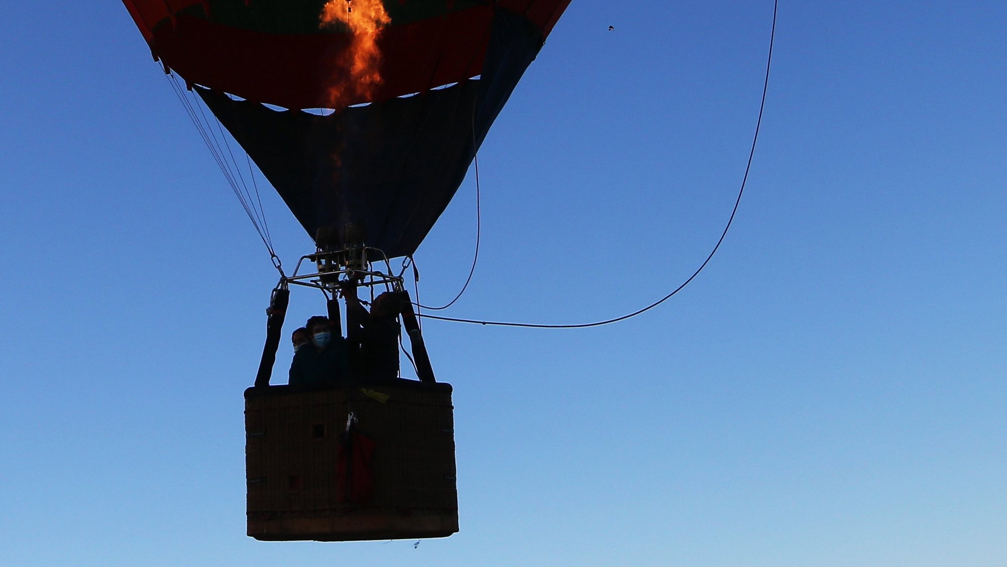 Participantes descolam para um voo em balão de ar quente, durante o 24º Festival Internacional Balões de Ar Quente que se realiza até dia 14 em várias localidades do norte alentejano, Alter do Chão, 09 de novembro de 2021. NUNO VEIGA/LUSA