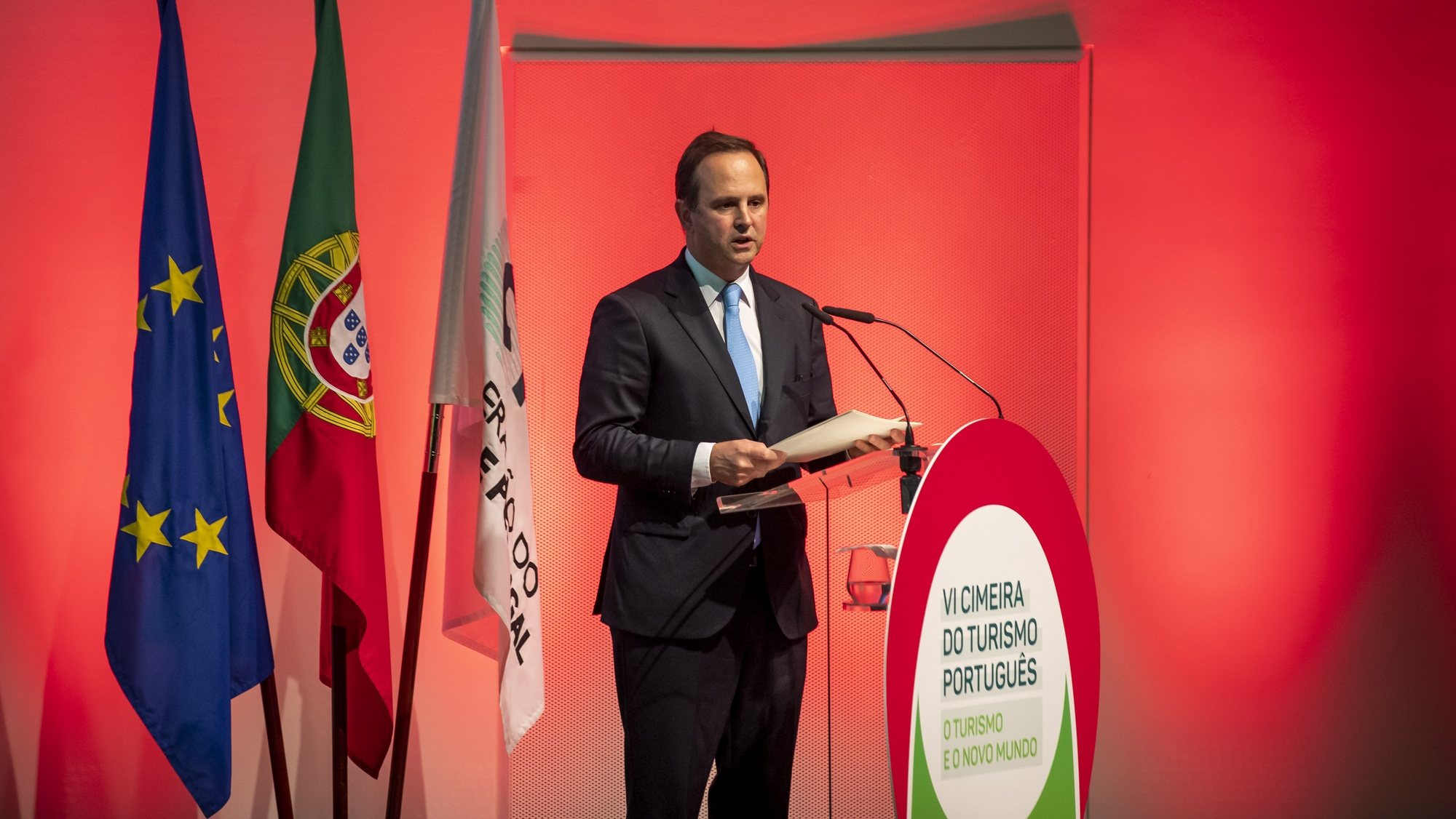O ministro das Finanças, Fernando Medina, usa da palavra durante a VI Cimeira do Turismo Português, no auditório da Fundação Champalimaud, em Lisboa, 27 de setembro 2022. JOSÉ SENA GOULÃO/LUSA