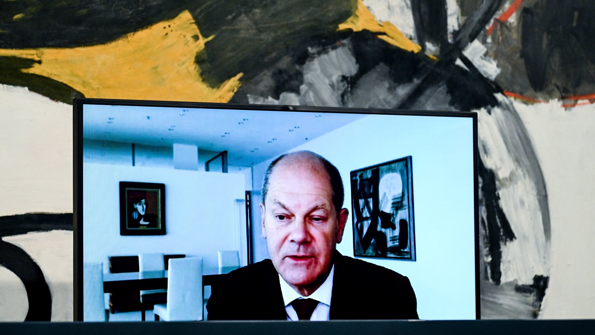 epa10213559 German Chancellor Olaf Scholz participates virtually in a press conference on energy supply in Berlin, Germany, 29 September 2022. A gas price brake was announced by the German chancellor along with the economy and finance ministers. There will be up to 200 billion Euros available for this purpose.  EPA/FILIP SINGER