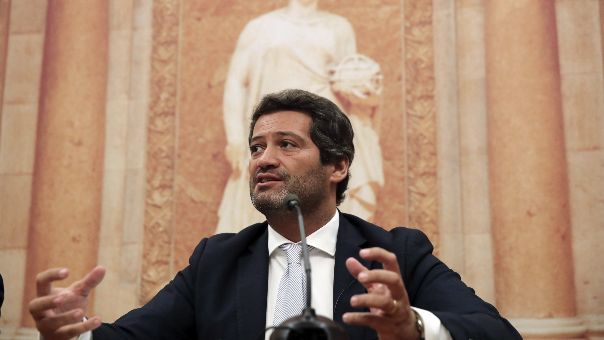 O presidente do Chega, André Ventura, fala aos jornalistas durante conferência de imprensa, na Assembleia da República, Lisboa, 06 de outubro de 2022. MANUEL DE ALMEIDA/LUSA