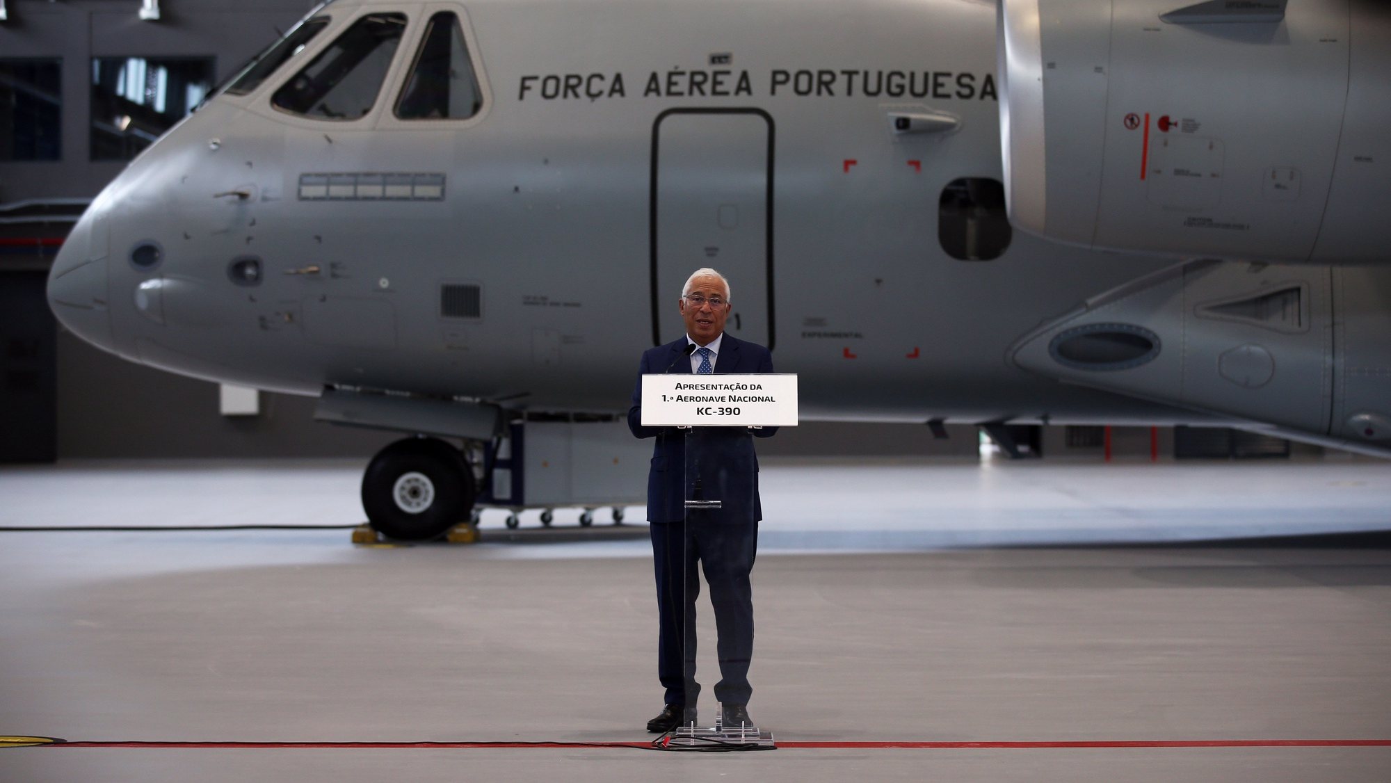 El Primer Ministro, António Costa, habla durante la ceremonia de presentación del primer avión nacional KC-390 en la Base Aérea N.º 11, Beja, 19 de octubre de 2022. Este es el primero de cinco aviones de este tipo que Portugal acordó en 2019 para comprar a la empresa brasileña Embraer y que sustituirá al Hércules C-130, por un valor de 827 millones de euros.  NUNO VEIGA/LUSA