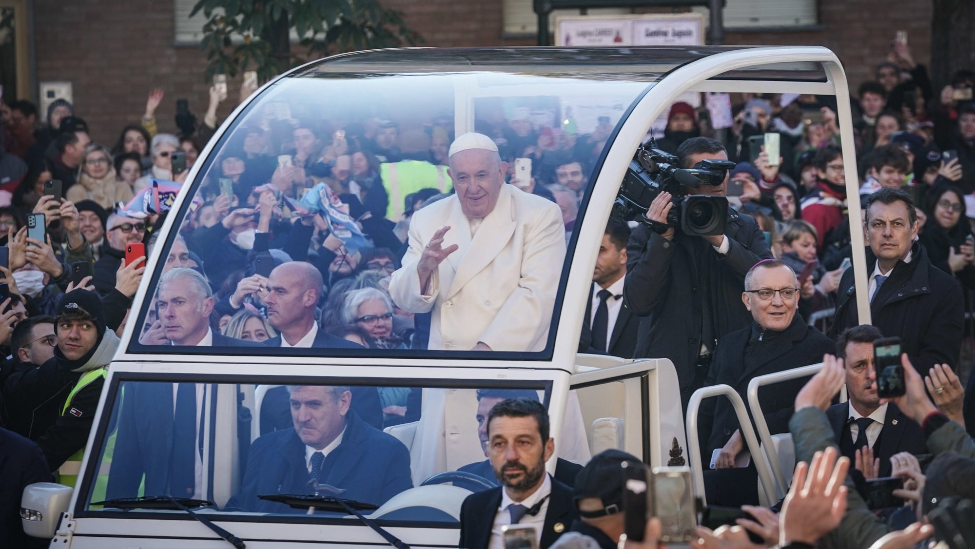 epa10315675 Pope Francis (C) arrives to celebrate a mass in the cathedral as part of a two-day, partly pastoral and partly private, visit to his ancestors&#039; region in Asti, Piedmont region, Italy, 20 November 2022.  EPA/TINO ROMANO ITALY OUT
