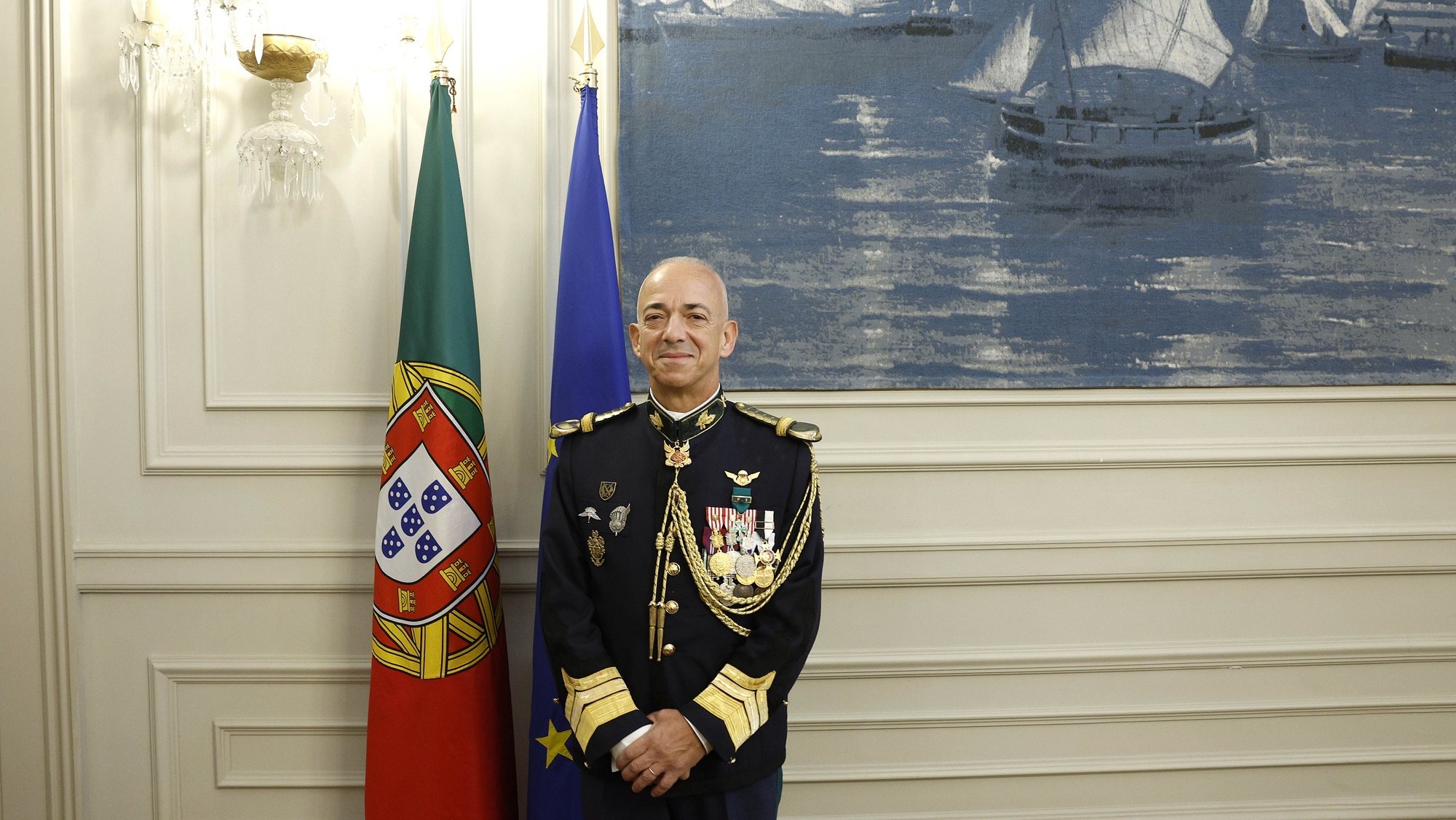 O novo comandante-geral da Guarda Nacional Republicana (GNR), tenente-general José Manuel Santos Correia, posa para a fotografia na cerimónia de tomada de posse, em Lisboa, 22 de novembro de 2022. ANTÓNIO PEDRO SANTOS/LUSA