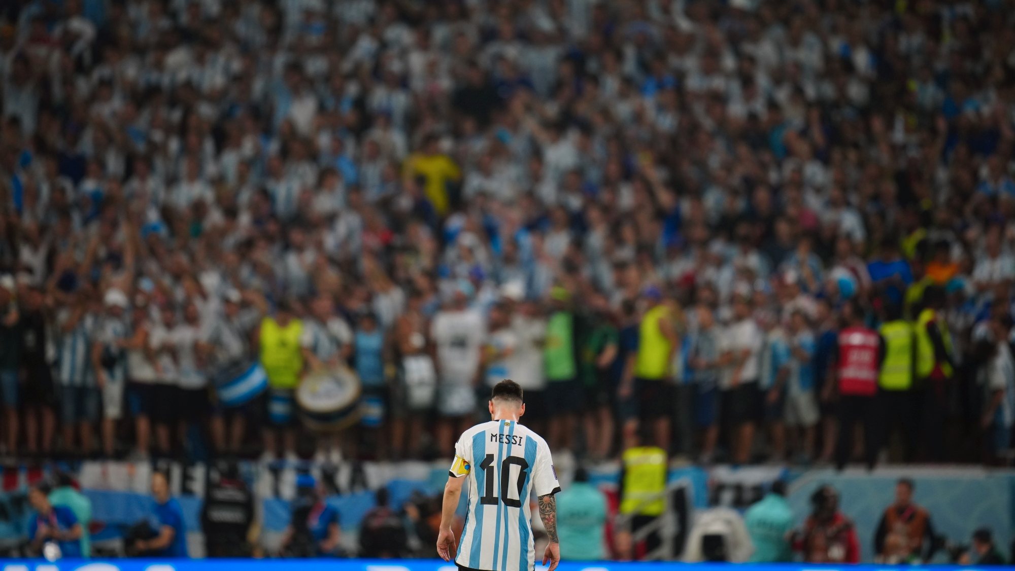 Messi teve uma das melhores exibições individuais conseguidas por um jogador neste Mundial e empurrou Argentina para os quartos do Mundial