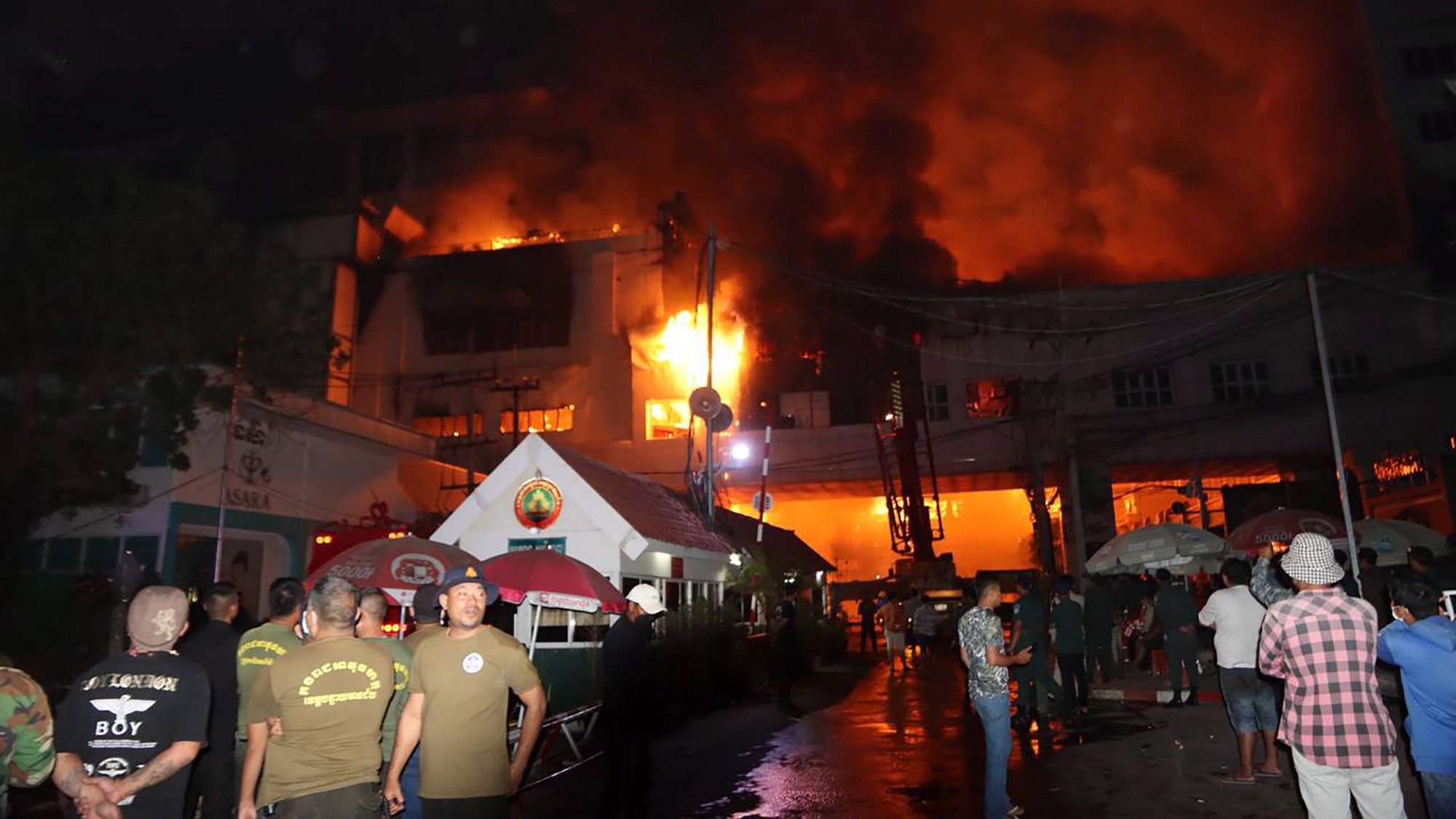 epa10381184 Firefighters at the scene of a major fire burning through the Grand Diamond City hotel-casino in Poipet, Banteay Meanchey province, Cambodia, 29 December 2022. At least 10 people were killed and more than 100 injured after a fire broke out at the hotel-casino in the border town of Poipet late in the night of 28 December, local authorities reported.  EPA/STRINGER -- BEST QUALITY AVAILABLE