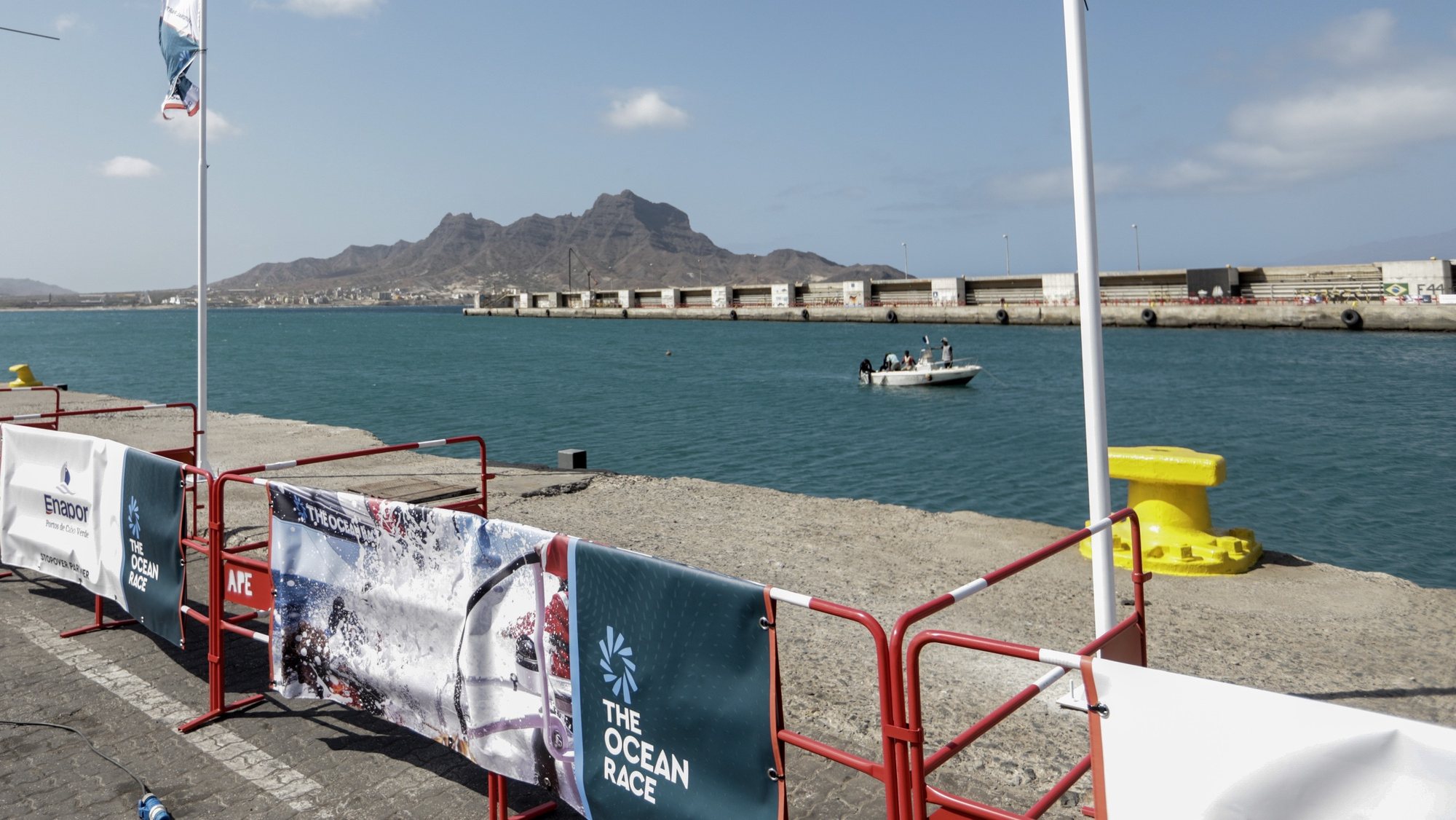 Preparativos no local onde vai decorrer a Ocean Race no Mindelo, São Vicente, Cabo Verde, 19 de janeiro de 2023. (ACOMPANHA TEXTO DE 20-01-2023) ELTON MONTEIRO/LUSA