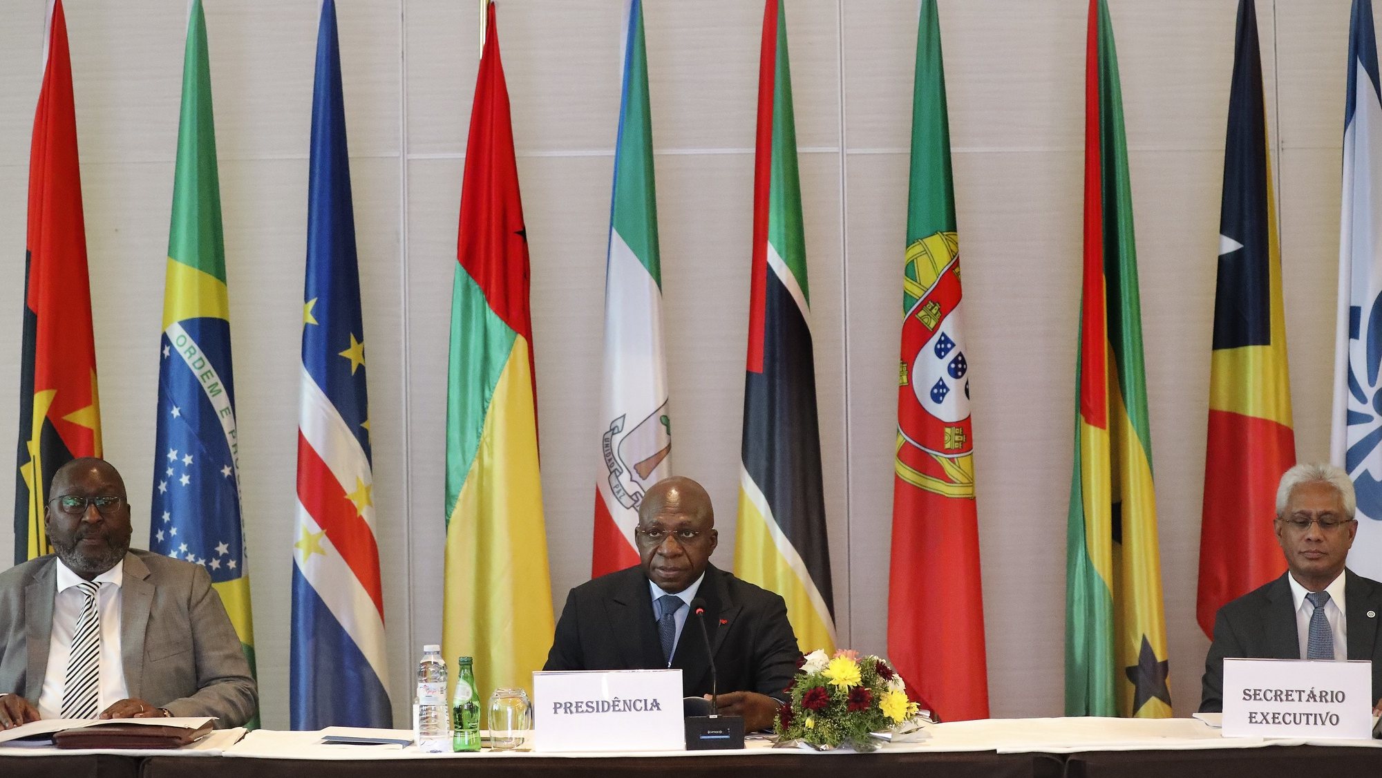 O ministro das Relações Exteriores de Angola, Téte António (C), durante a reunião extraordinária do Conselho de Ministros da Comunidade dos Países de Língua Portuguesa (CPLP),  realizada em Luanda, 27 de março de 2023. AMPE ROGÉRIO/LUSA