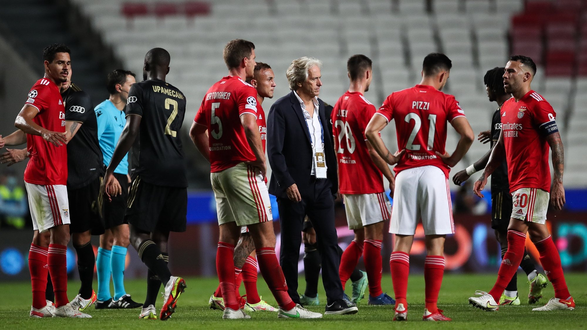 Benfica head coach Jorge Jesus (C) and his players reacts after the UEFA Champions League Group E soccer match against Bayern Munich held at Luz Stadium, in Lisbon, Portugal, 20 October 2021. MÁRIO CRUZ/LUSA