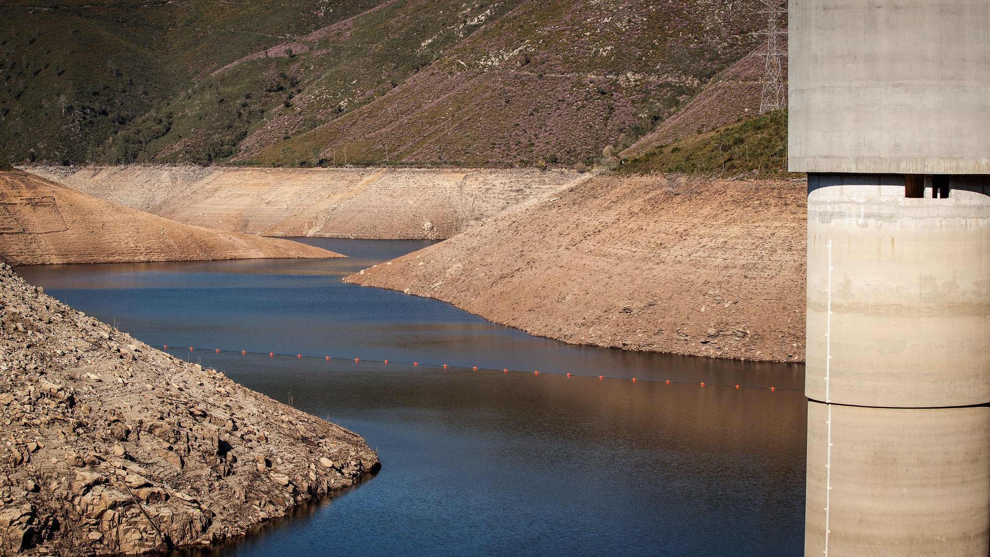 Os efeitos da seca são visíveis nos baixcos niveis de água da Barragem do Alto Lindoso, Ponte da Barca, 21 de fevereiro de 2022. PEDRO SARMENTO COSTA/LUSA