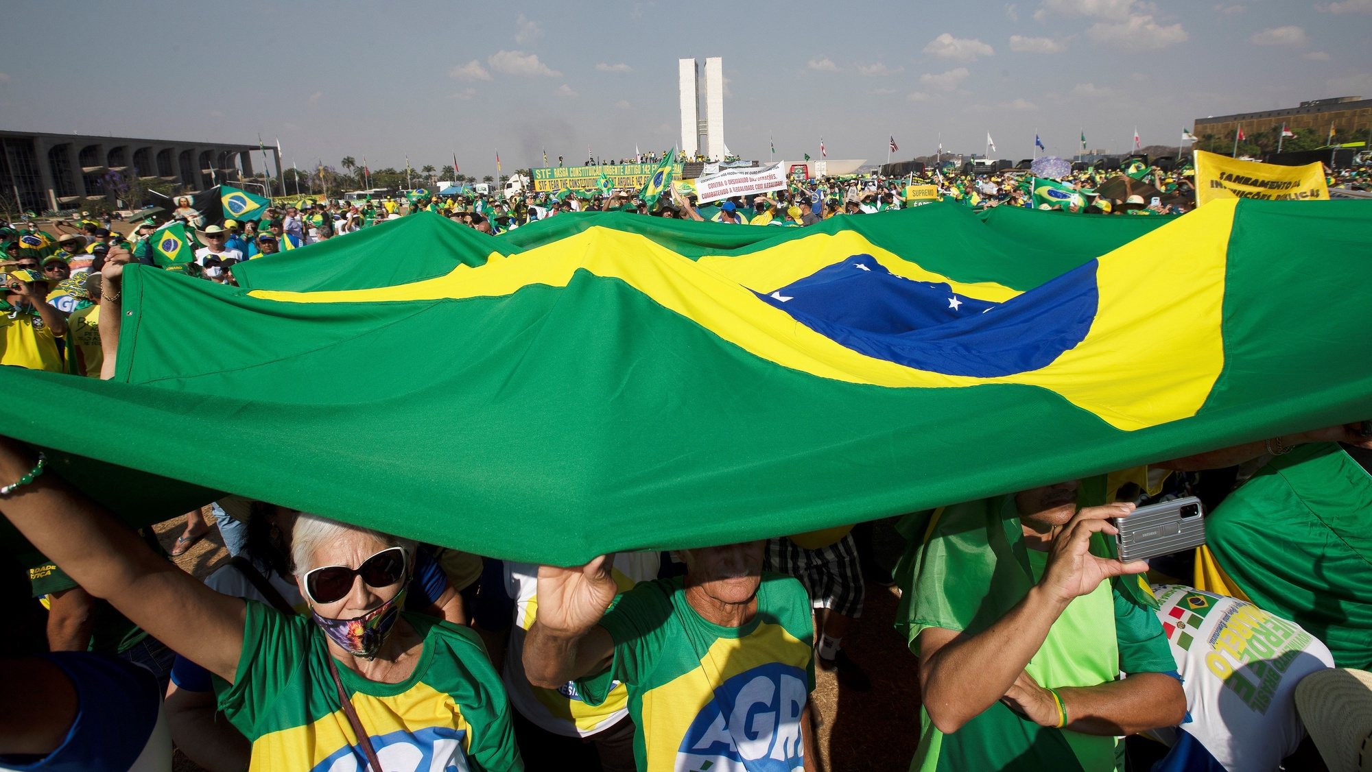 epa09456115 Supporters of the President of Brazil, Jair Bolsonaro, remain camped to protest in support of the Government, at the Esplanade of the Ministries in Brasilia, Brazil, 08 September 2021. Bolsonaro&#039;s followers continue in Brasilia with the massive protests that took place in several cities of the country a day earlier, promoted by the President who urged those present to disobey some decisions of the Supreme Court, while part of the crowd demanded a &#039;Military intervention&#039; and the &#039;dissolution&#039; of the Parliament and the highest court. The President of the Supreme Court of Brazil, Luis Fux, warned Bolsonaro&#039;s followers that &#039;no one will close&#039; that court and said that disobedience to the court&#039;s decisions constitutes a &#039;crime&#039;.  EPA/Joedson Alves