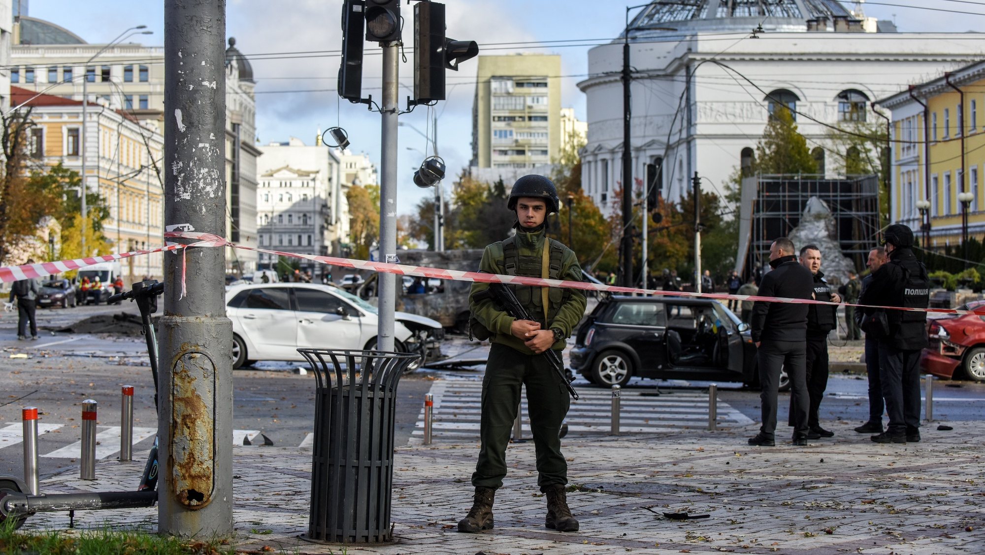 epa10234169 A police officer stands guard near a site of shelling in downtown Kyiv (Kiev), Ukraine, 10 October 2022. Explosions have been reported in several districts of the Ukrainian capital Kyiv on 10 October, with rescuers extinguishing fires and helping the victims among the civilian population, the State Emergency Service (SES) of Ukraine said. Russian troops entered Ukraine on 24 February 2022 starting a conflict that has provoked destruction and a humanitarian crisis.  EPA/OLEG PETRASYUK