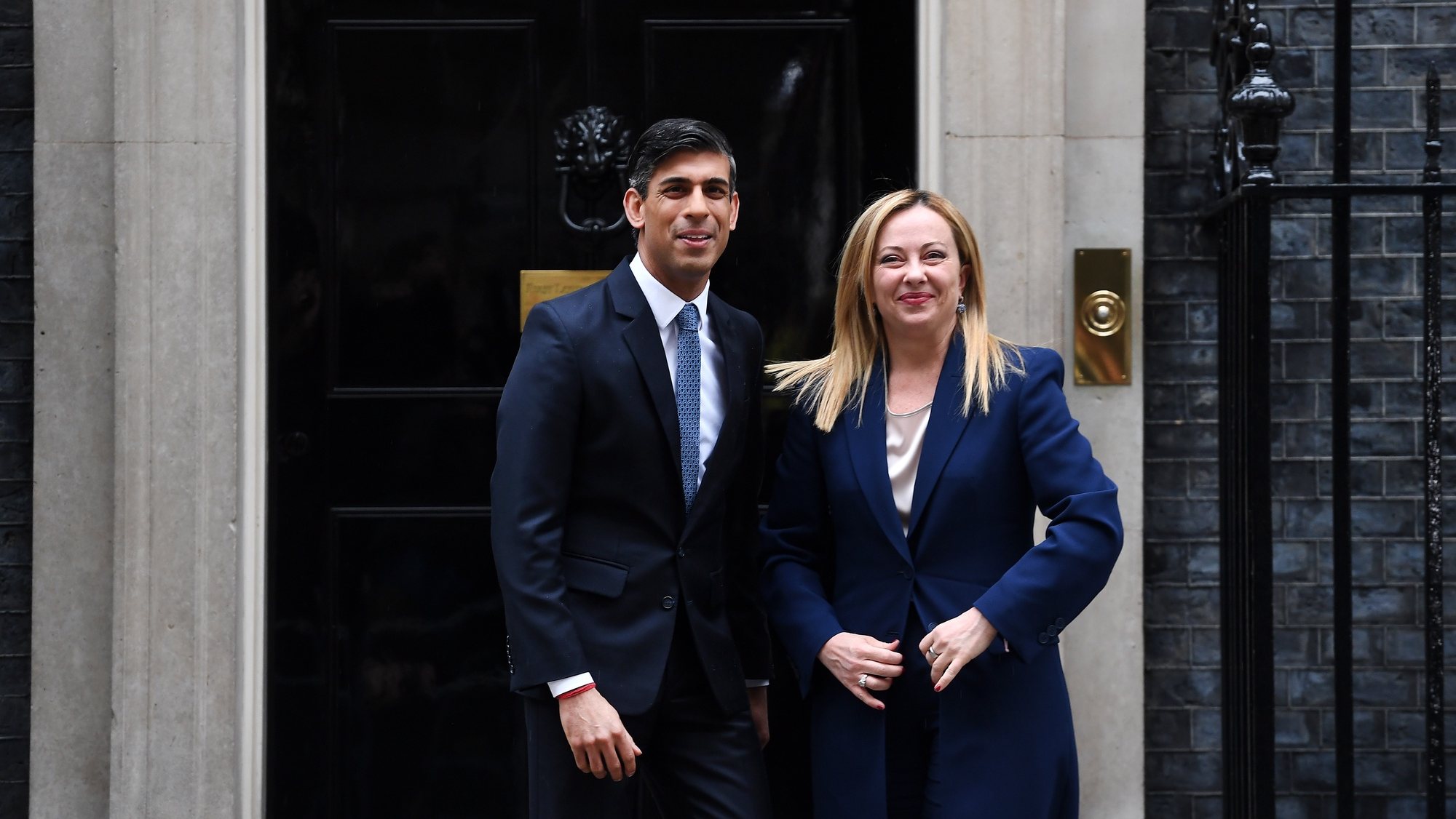 epa10594571 British Prime Minister Rishi Sunak (L) welcomes Italian Prime Minister Giorgia Meloni (R), to 10 Downing Street in London, Britain, 27 April 2023.  EPA/ANDY RAIN