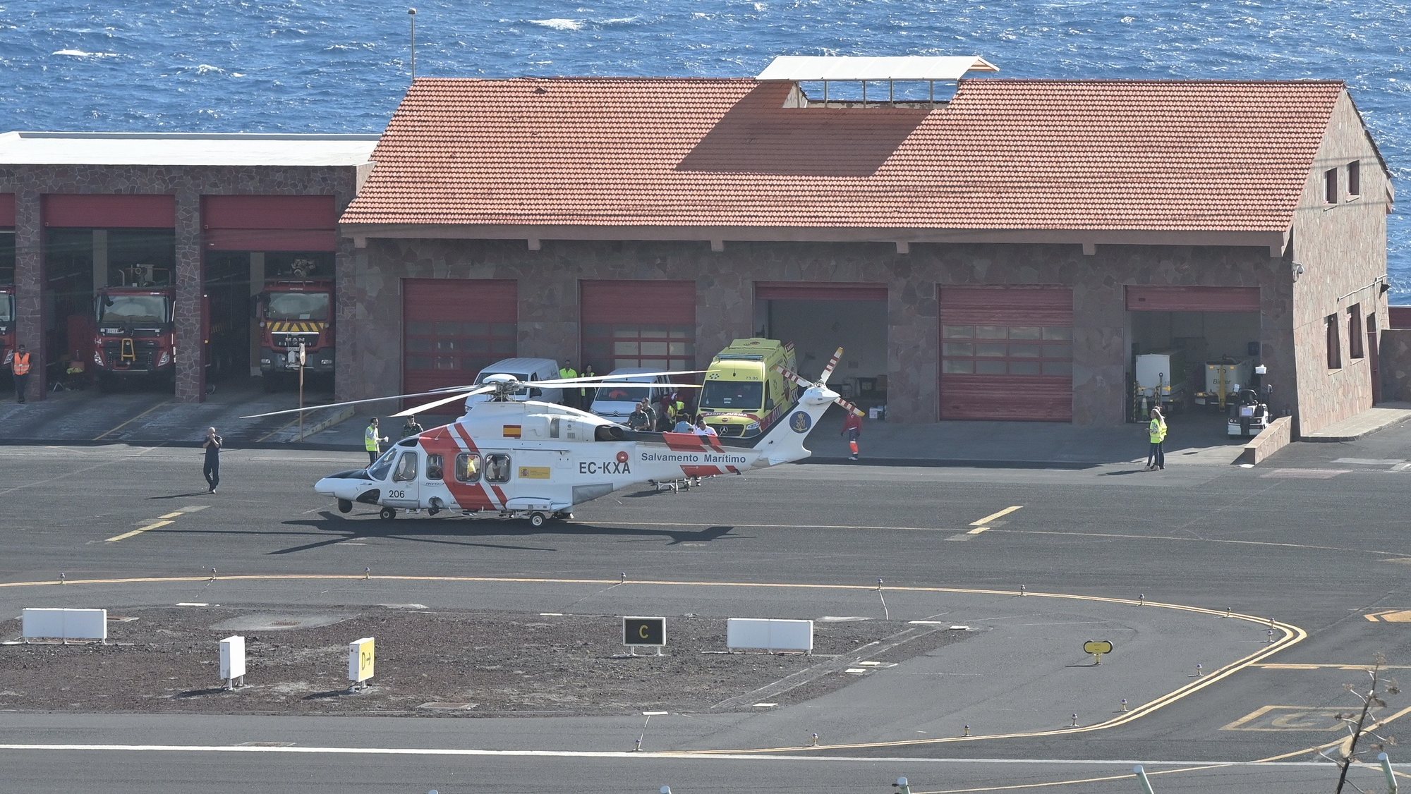 epa11308103 A view shows the helicopter that rescued the survivors of a boat&#039;s shipwreck at Los Cangrejos airport in El Hierro, Canary Islands, Spain, 29 April 2024. Nine castaways who were rescued by a Maritime Rescue helicopter 111 kilometers south of El Hierro are the only survivors of a wooden canoe (&#039;cayuco&#039;) that capsized two days ago with 60 people on board.  EPA/GELMERT FINOL