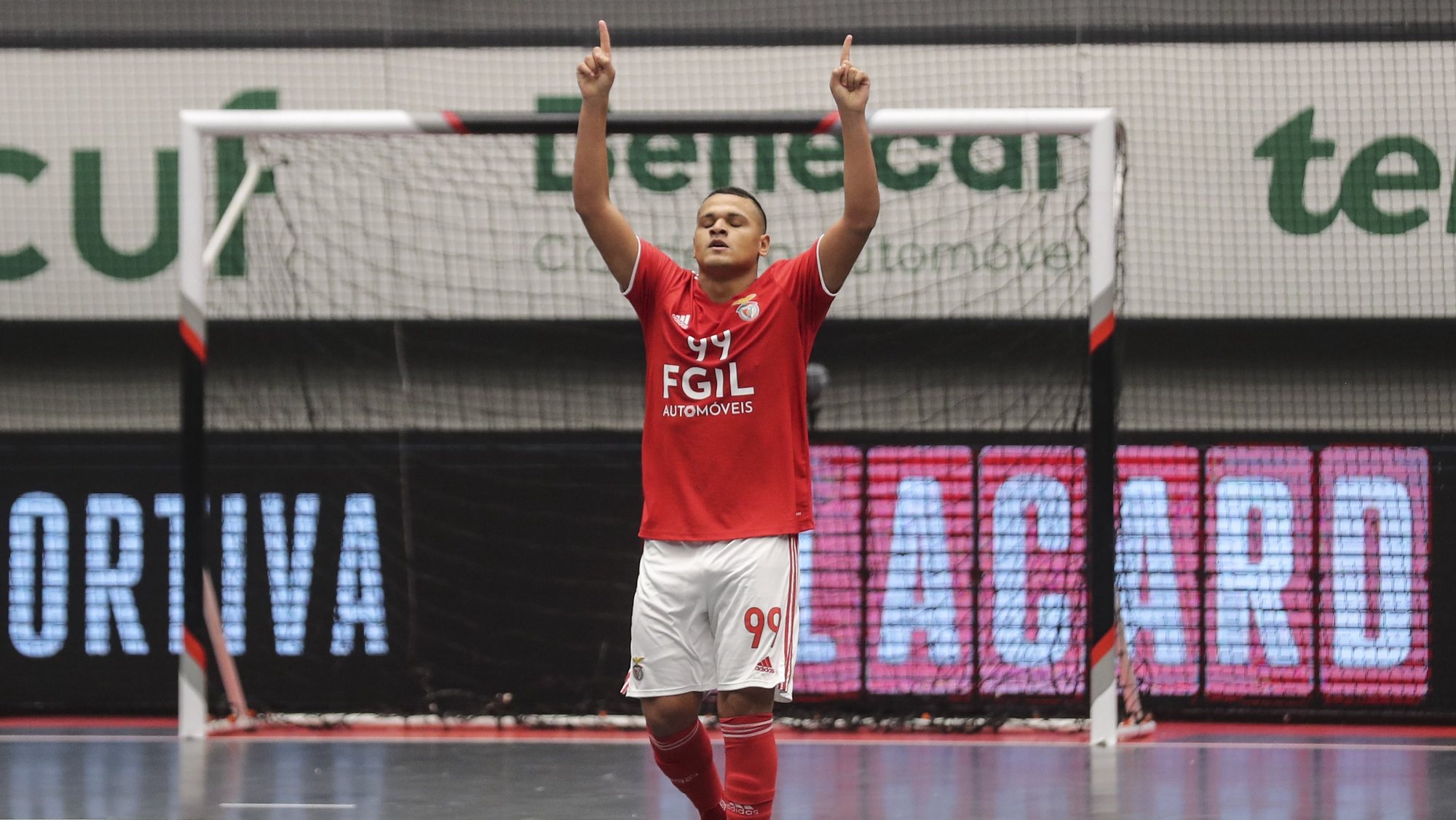 O jogador do Benfica Jacaré festeja após marcar o seu segundo golo ao Sporting durante o jogo da 9.ª jornada da Liga Portuguesa de Futsal, disputado esta noite no Pavilhão João Rocha em Lisboa, 21 de novembro de 2021. MIGUEL A. LOPES/LUSA