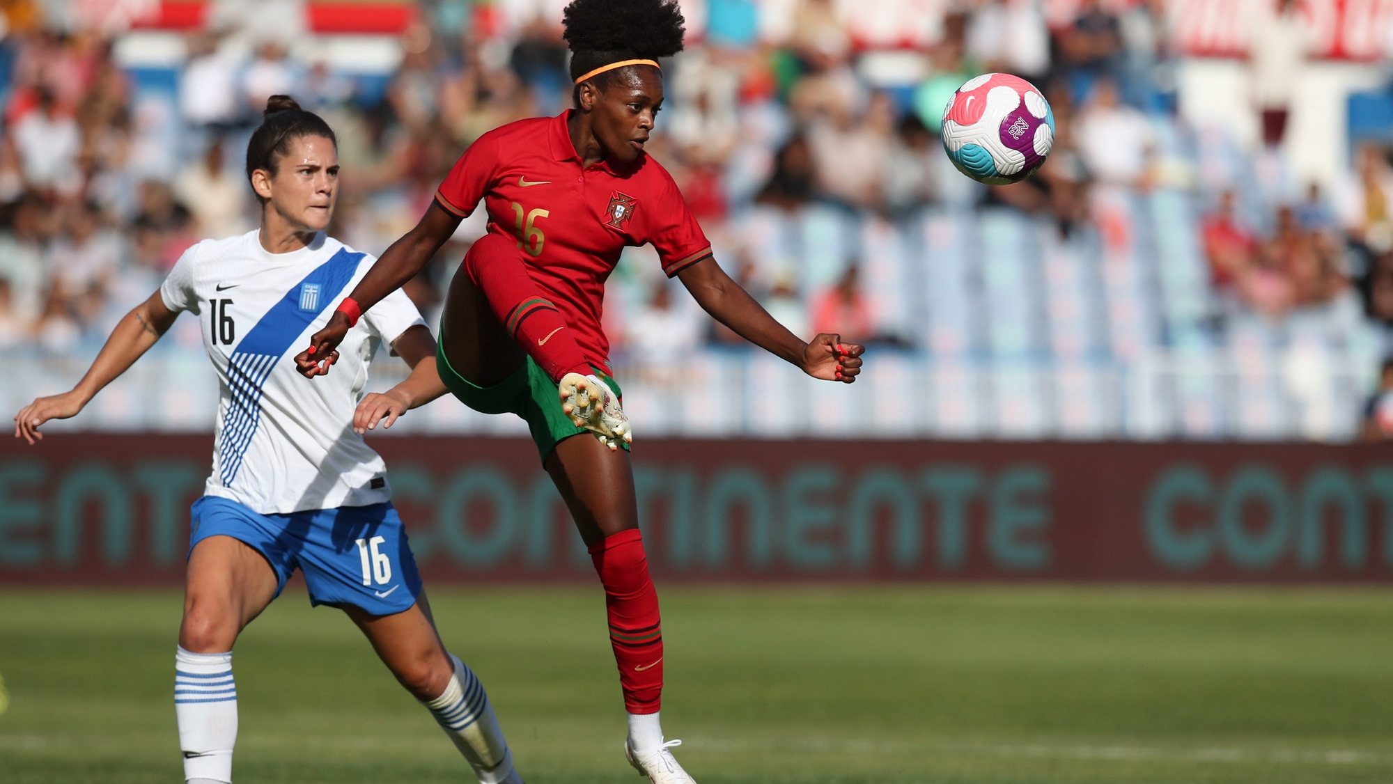 epa10028262 Portugal&#039;s Diana Silva (R) in action against Greece&#039;s Einirini Nefrou during the international friendly women&#039;s soccer match between Portugal and Greece held in Lisbon, Portugal, 22 June 2022.  EPA/ANTONIO COTRIM