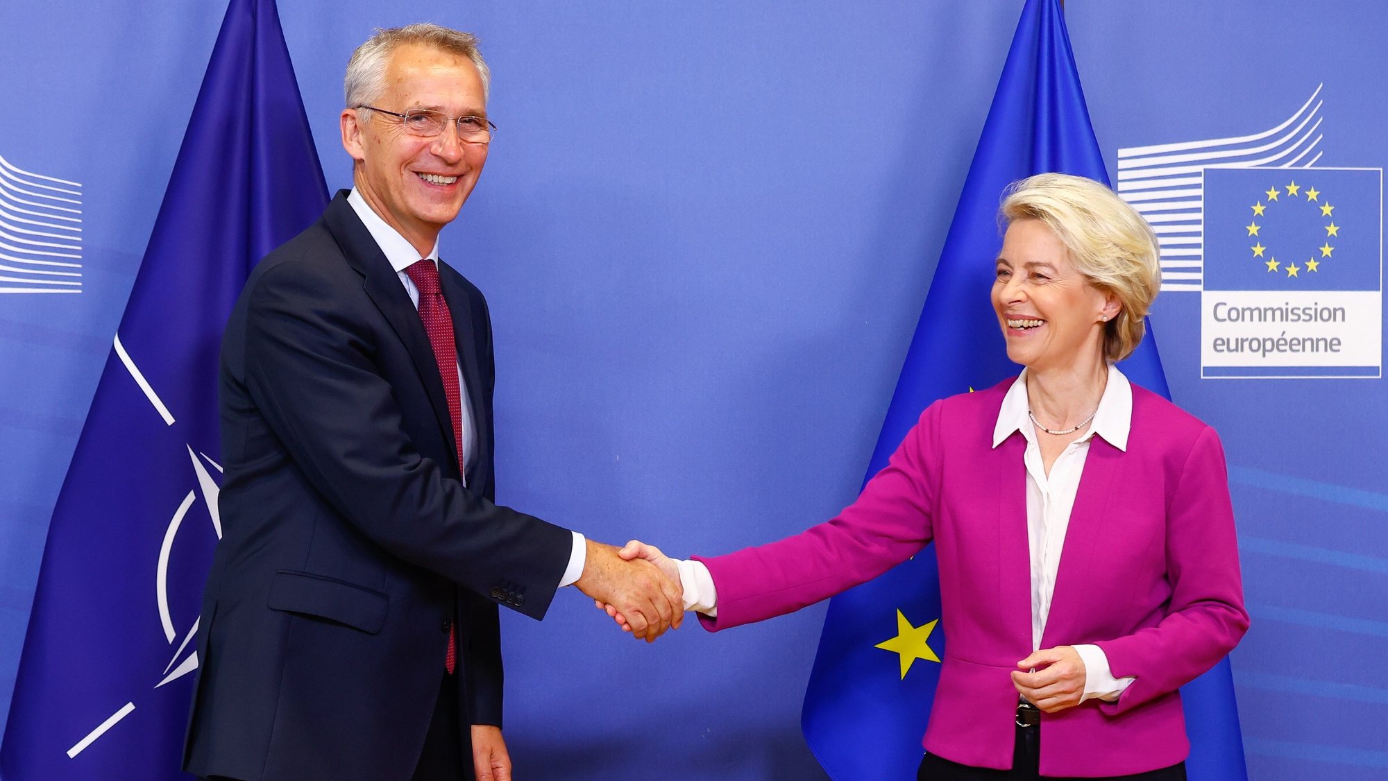 epa10207461 NATO Secretary General Jens Stoltenberg is welcomed by European Commission President Ursula von der Leyen ahead of a meeting at the European Commission in Brussels, Belgium, 26 September 2022.  EPA/STEPHANIE LECOCQ