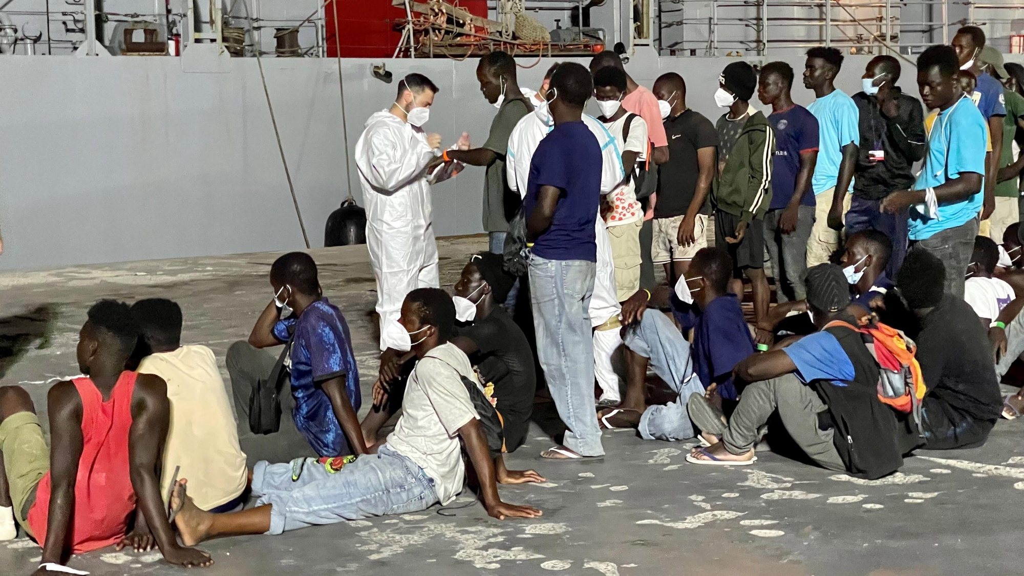 epa10753425 Around 700 migrants wait to board an Italian Navy ship to be taken to Messina and Calabria, from Lampedua, Italy, early 18 July 2023. Over 2,000 people are present in the hotspot of the island Lampedusa.  EPA/ELIO DESIDERIO