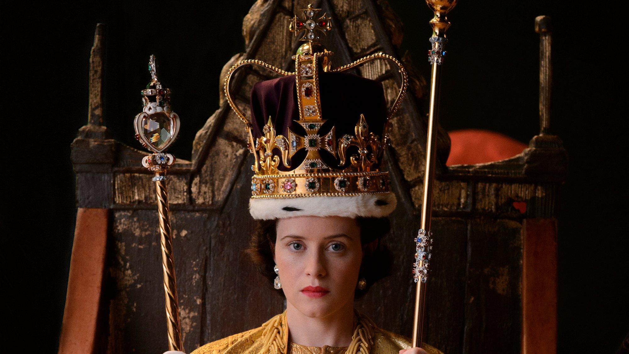 Claire Foy interpreta a Rainha Isabel II nas duas primeiras temporadas da série da Netflix, e nesta imagem veste a pela da monarca na cerimónia da sua coroação