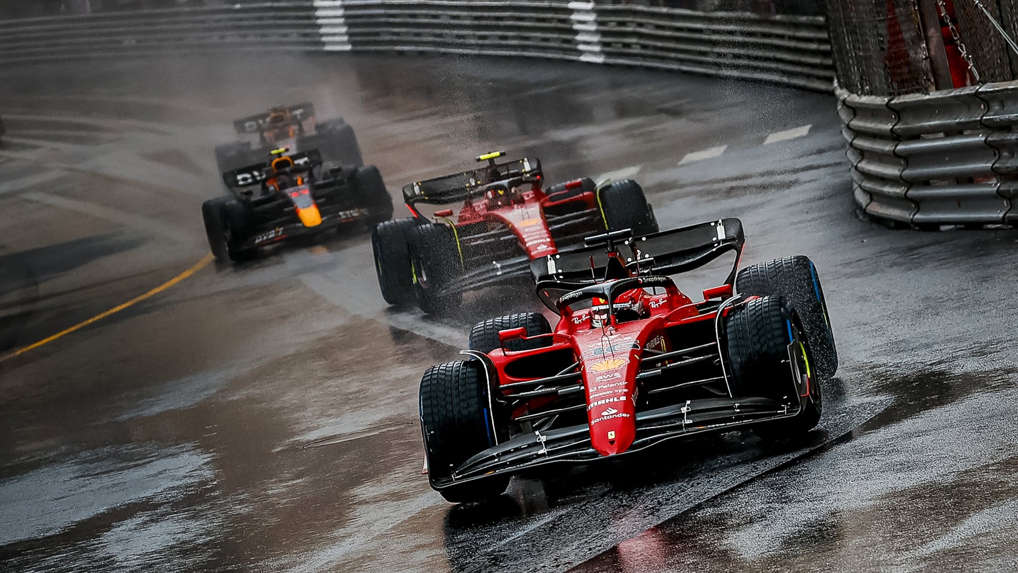 Charles Leclerc dominava por completo uma corrida que começou atrasada e com piso molhado mas uma má estratégia de pneus deitou tudo a perder para a Ferrari