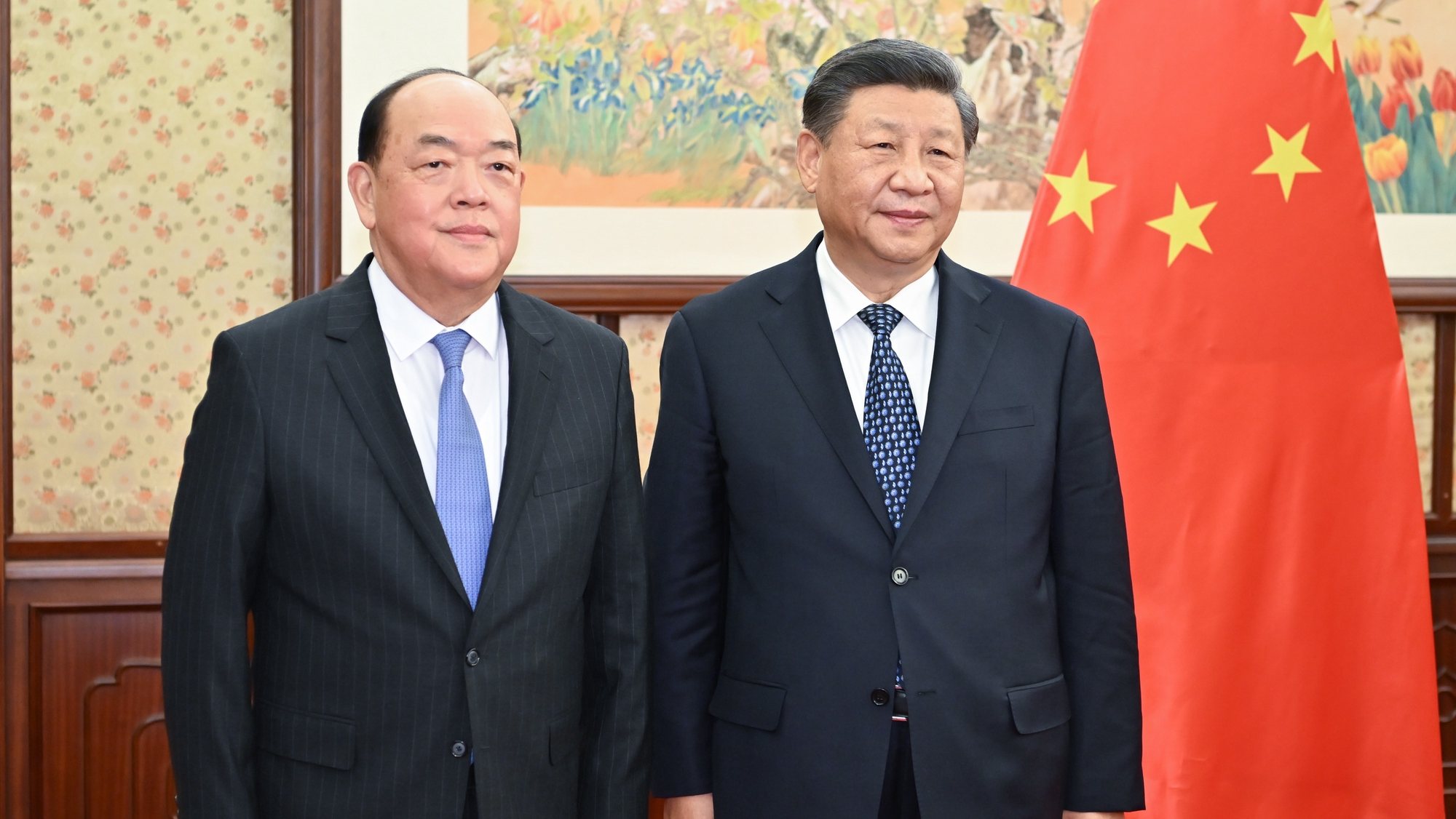 epa10377219 China&#039;s President Xi Jinping (R) meets with Chief Executive of the Macao Special Administrative Region (SAR) Ho Iat Seng, who is on a duty visit to Beijing, China, 23 December 2022.  EPA/XINHUA / Li Tao CHINA OUT / MANDATORY CREDIT  EDITORIAL USE ONLY