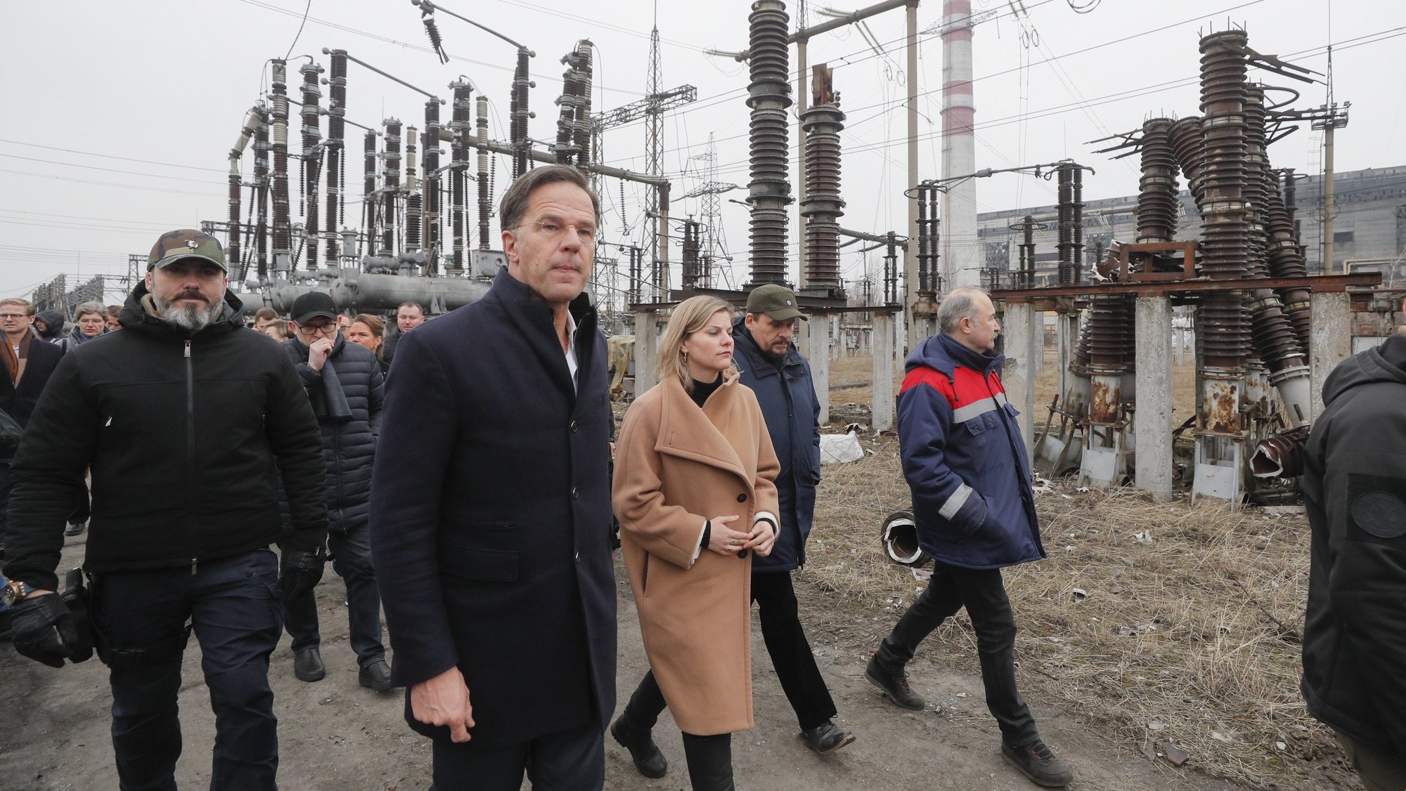 epa10473190 Dutch Prime Minister Mark Rutte (C) visits an energy facility reportedly damaged by Russian attack, near Kyiv, Ukraine, 17 February 2023. Rutte arrived in Ukraine to meet with top officials amid Russia&#039;s invasion.  EPA/SERGEY DOLZHENKO