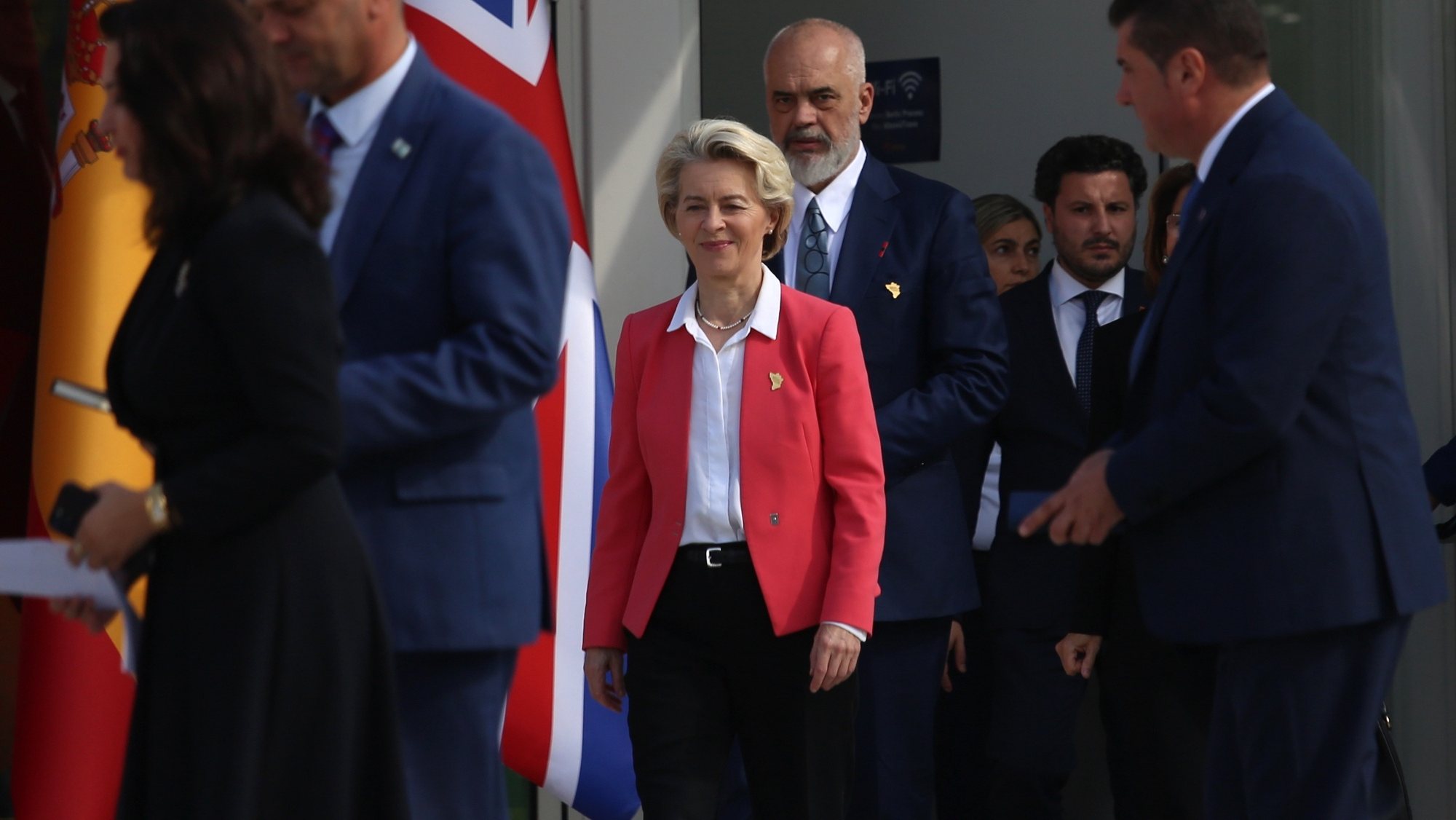 epa10921880 European Commission President Ursula von der Leyen (L) and Albania&#039;s Prime Minister Edi Rama (R) arrive for a group photo during the Berlin Process - Leaders&#039; Summit in Tirana, Albania, 16 October 2023. The Berlin process, an initiative for high-level cooperation between high official representatives of the Western Balkan countries and the European Union, closely linked to the future enlargement of the block is for the first time since it started in 2014 held in a country that is not part of the EU.  EPA/MALTON DIBRA