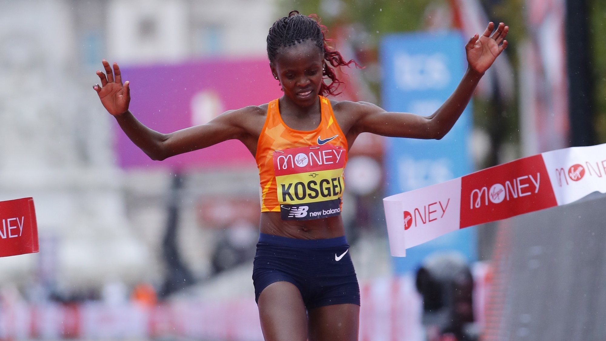 epa08719086 Brigid Kosgei of Kenya crosses finish line in the elite women&#039;s race during the London Marathon in London, Britain, 04 October 2020.  EPA/Richard Heathcote / POOL