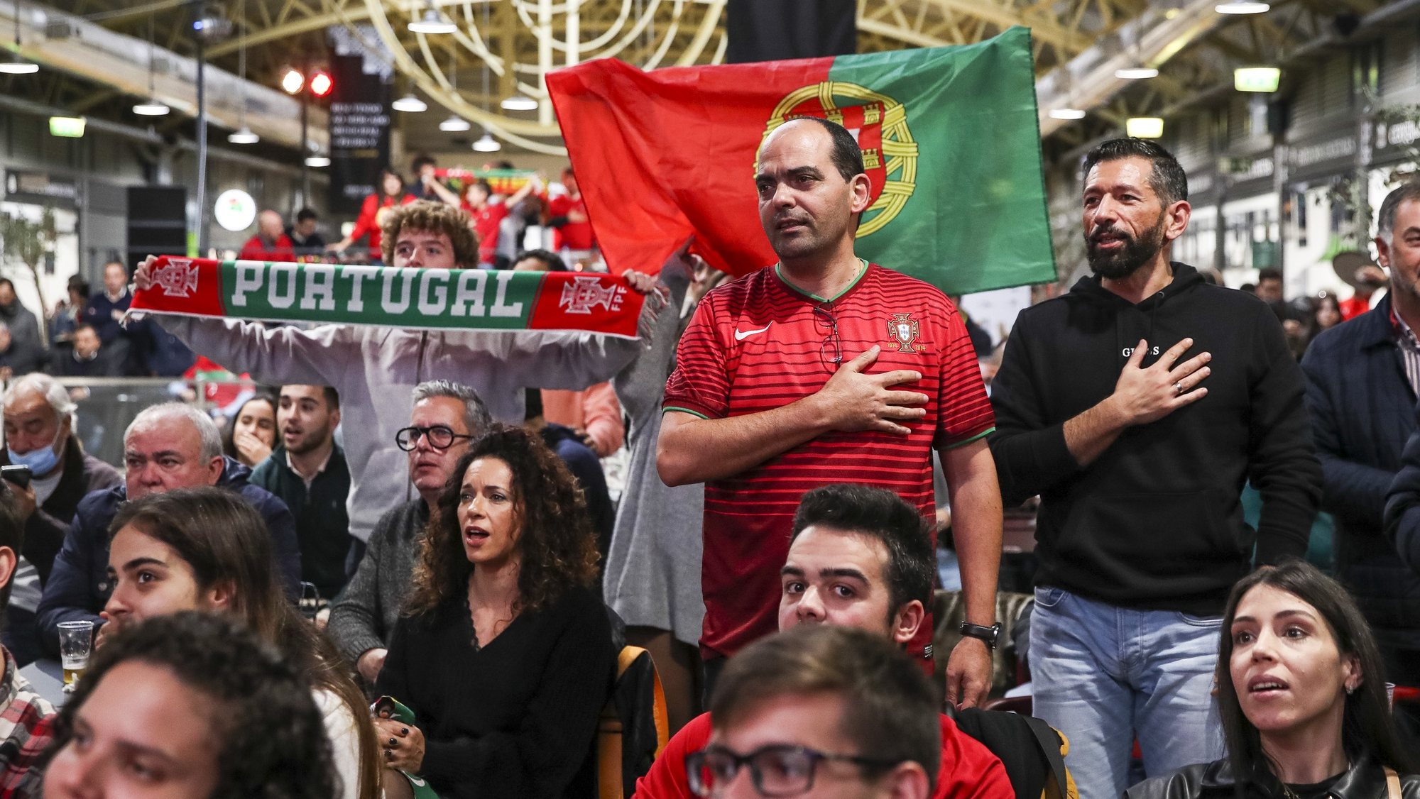 Adeptos portugueses assistem ao jogo entre as seleções de Portugal e Gana, que assinala o início da participação da seleção de Portugal, no Campeonato do Mundo do Qatar 2022, numa fan zone, no Mercado Municipal de Coimbra, 24 de novembro de 2022. PAULO NOVAIS/LUSA