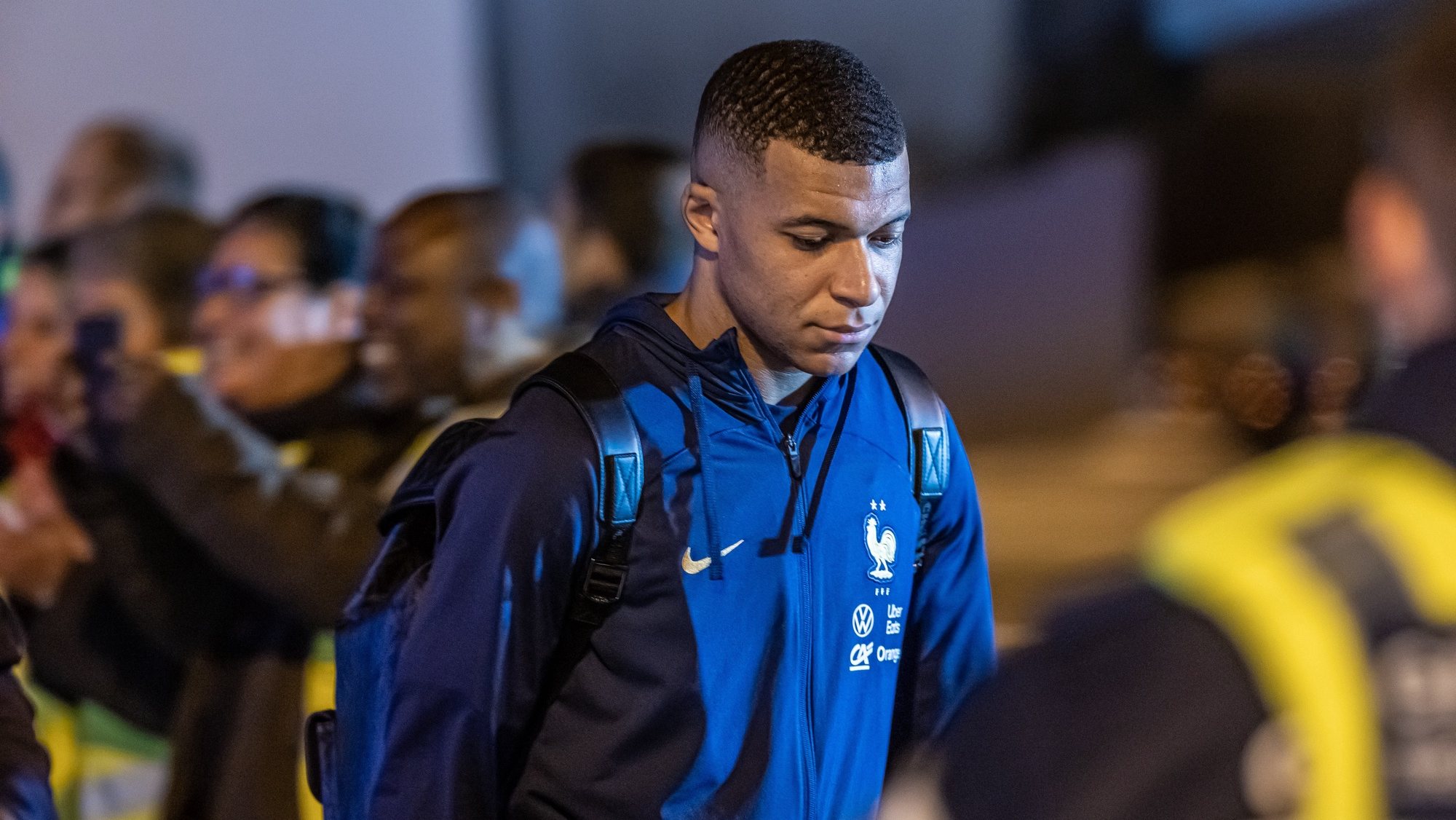 epa10374263 Kylian Mbappe (C) and French teammates arrive at Paris Roissy Airport back from Doha after the FIFA World Cup 2022, in Roissy, near Paris, France, 19 December 2022.  EPA/CHRISTOPHE PETIT TESSON