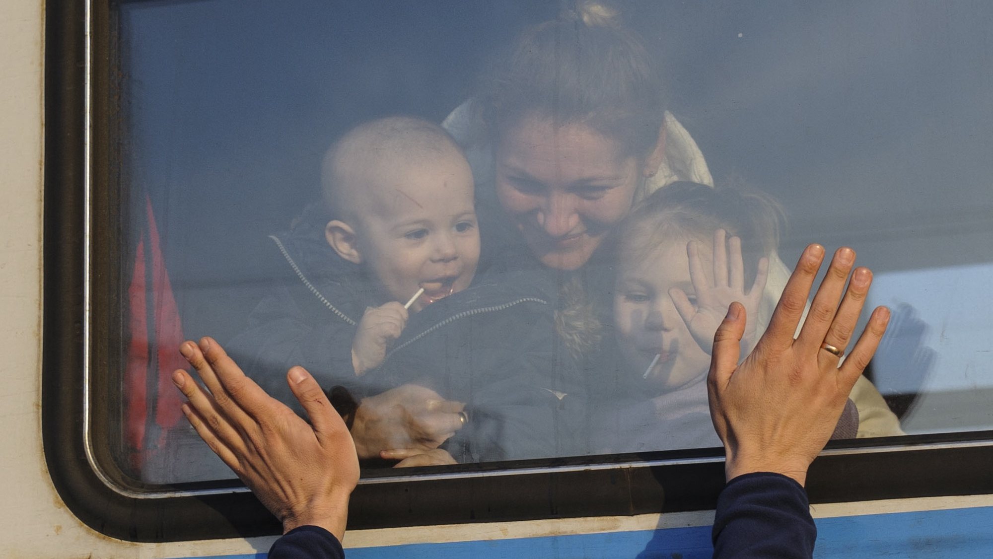Refugiados ucranianos partem de comboio para a Polónia. Lviv, Ucrânia, 15 de março de 2022