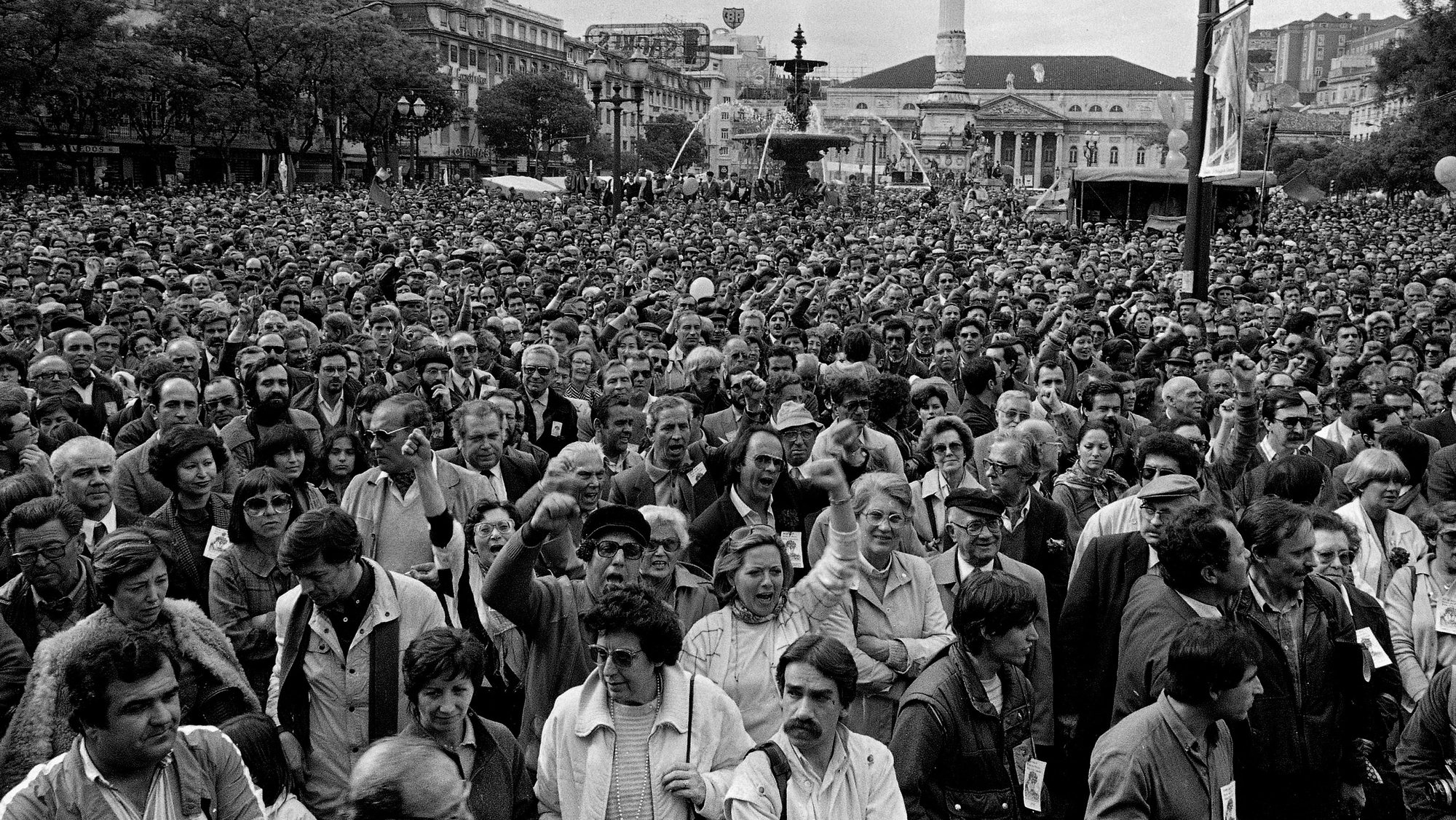 Multidão de pessoas no Rossio em Lisboa, nas comemorações do 25 de abril.  Lisboa, 25 de abril de 1985.

Alfredo Cunha / Lusa