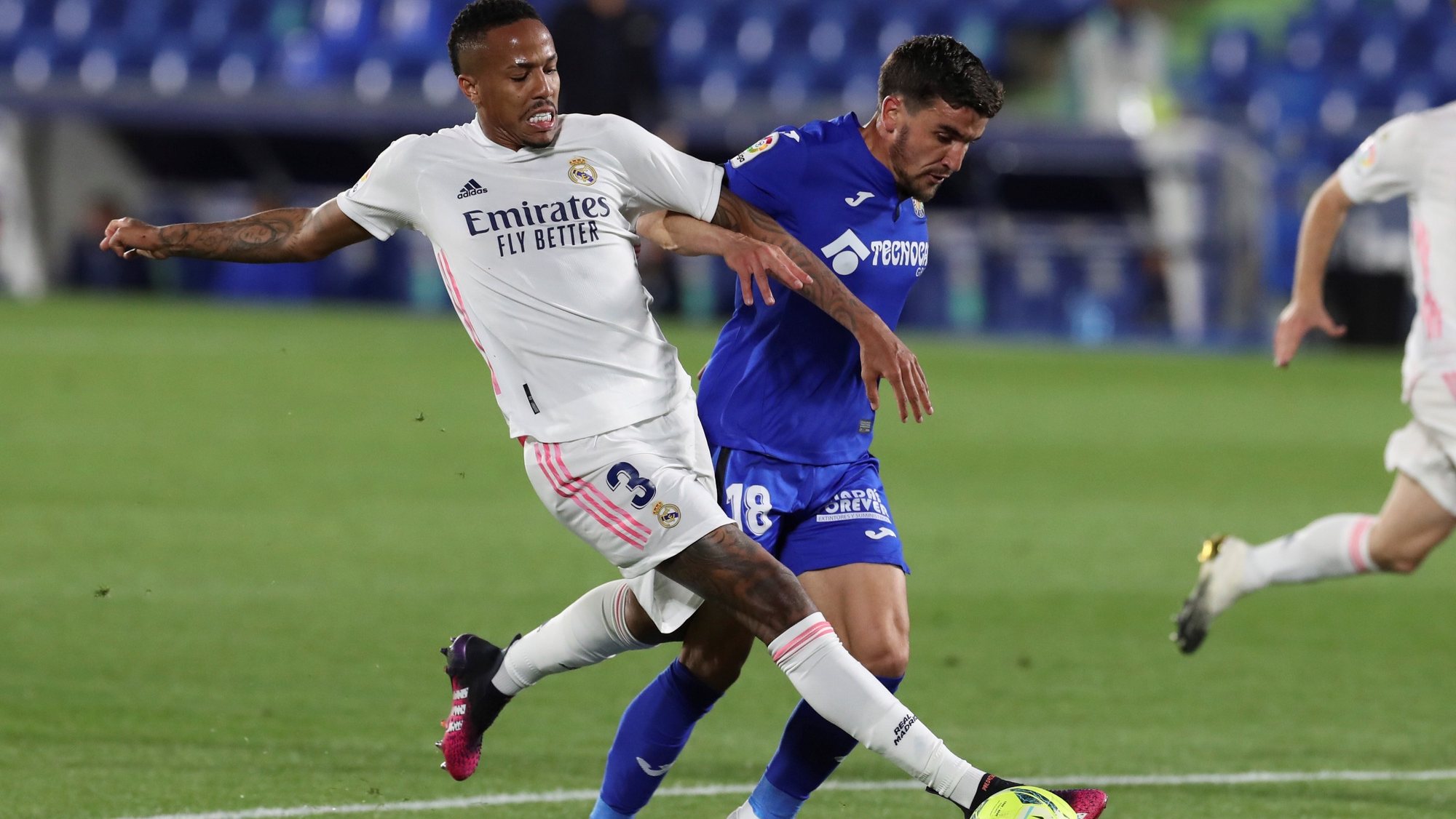 epa09144292 Getafe&#039;s midfielder Mauro Arambarri (R) vies for the ball with Real Madrid&#039;s defender Eder Gabriel Militao (L) during the Spanish LaLiga soccer match between Getafe CF and Real Madrid held at Coliseum Alfonso Perez stadium, in Getafe, Madrid, central Spain, 18 April 2021.  EPA/Kiko Huesca