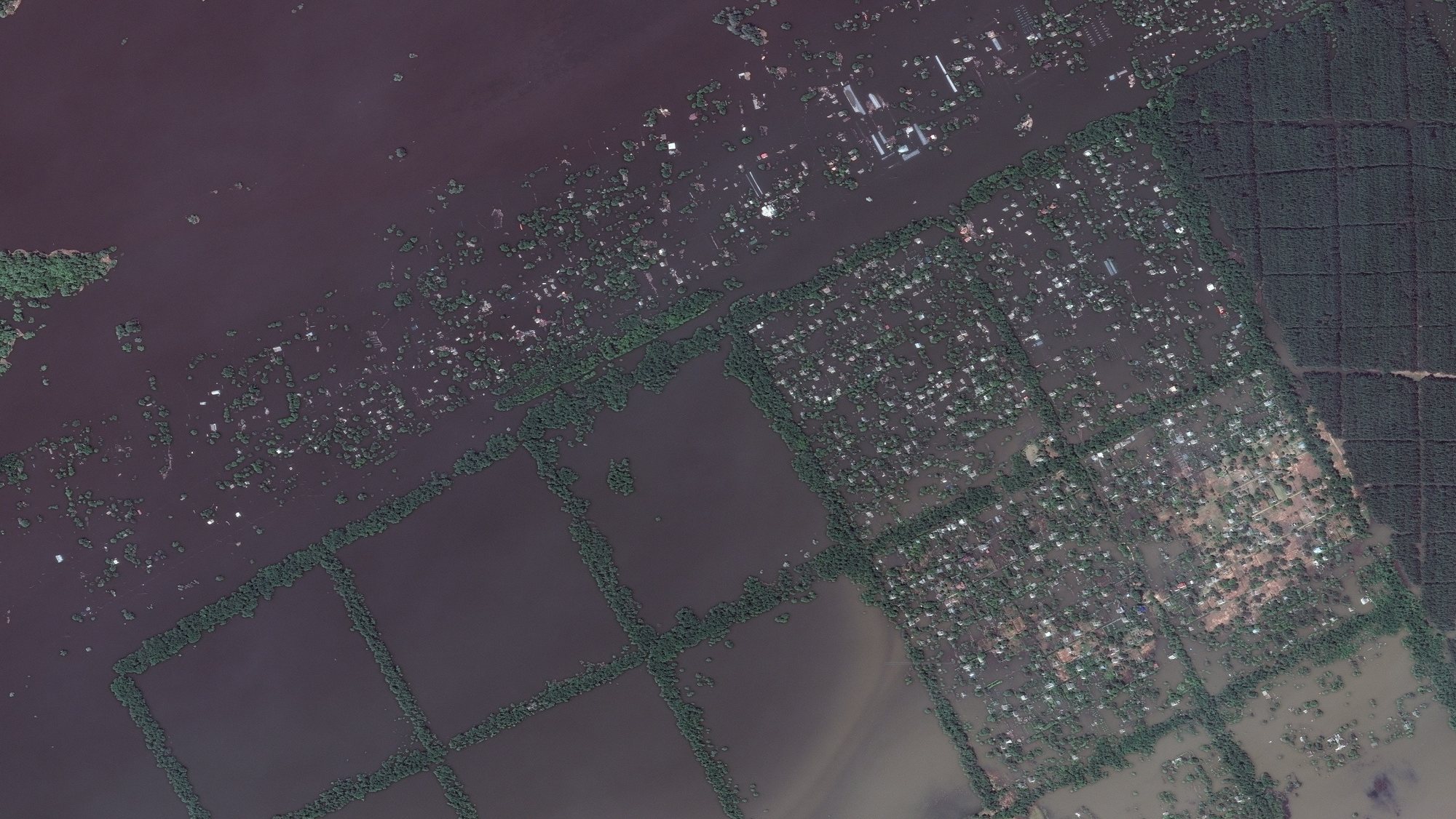 epa10679590 A handout satellite image made available by Maxar Technologies shows the flooded town of Krynky following the collapse of the Nova Kakhovka Dam the previous day, Ukraine, 07 June 2023 (issued 08 June 2023).  EPA/MAXAR TECHNOLOGIES HANDOUT -- MANDATORY CREDIT: SATELLITE IMAGE 2023 MAXAR TECHNOLOGIES -- THE WATERMARK MAY NOT BE REMOVED/CROPPED -- HANDOUT EDITORIAL USE ONLY/NO SALES
