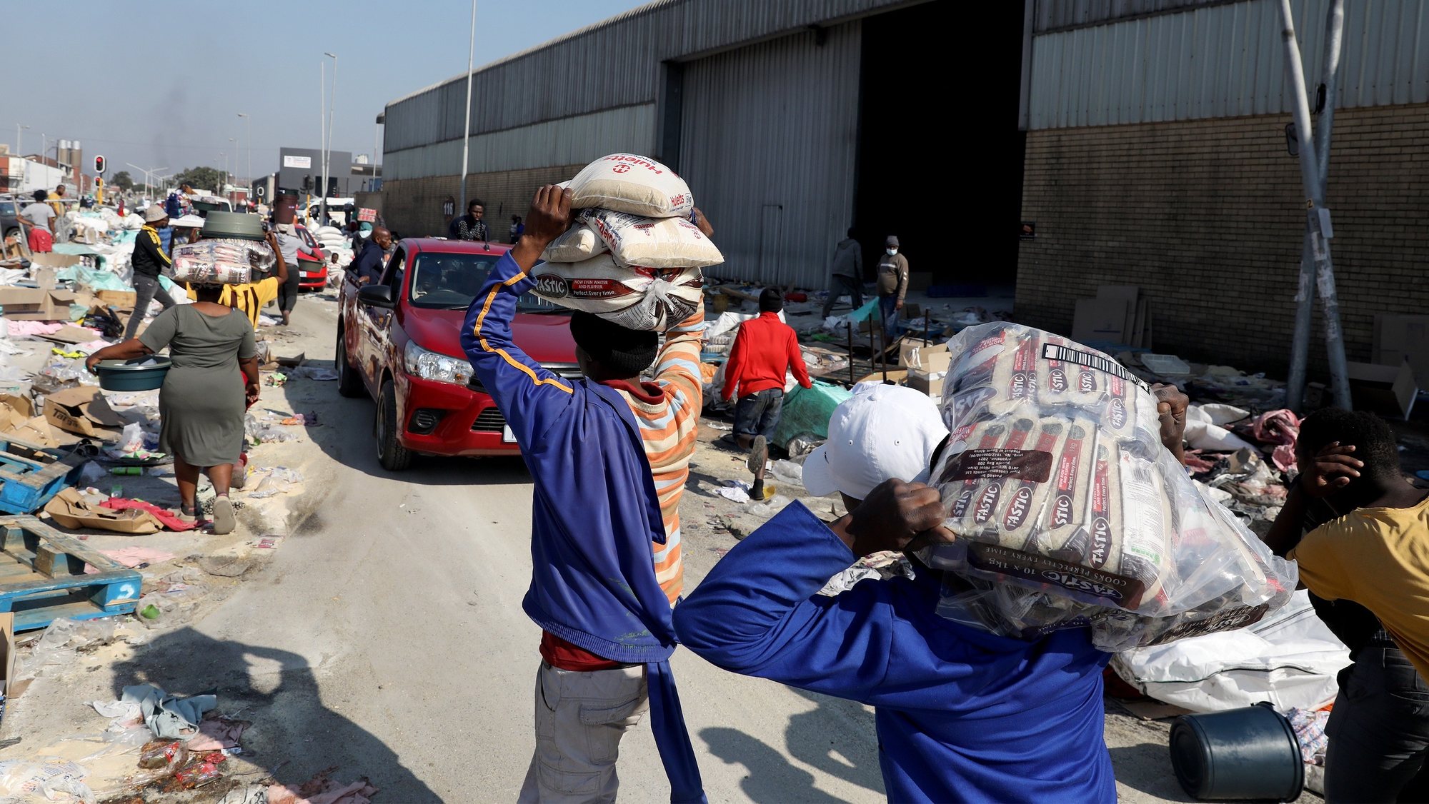 epa09346659 Looters continue to loot goods from a sugar warehouse in Mobeni as looting continues, in Durban, South Africa, 15 July 2021. Days of looting in both Johannesburg and Durban have caused billions of Rands of damage as an estimated 200 shopping malls where effected.  EPA/STR