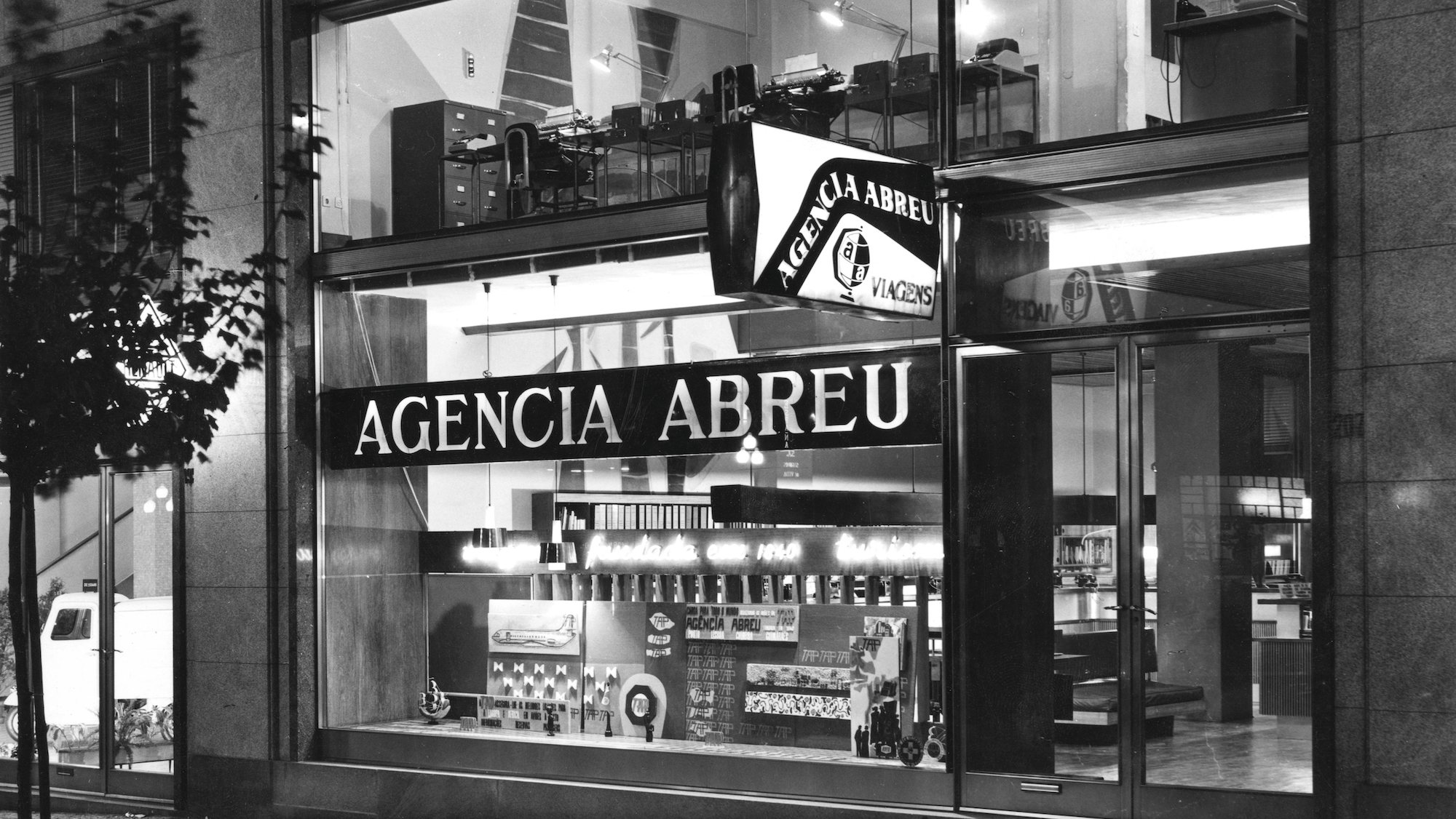 Bernardo Luís Vieira de Abreu fundou a Agência Abreu num local estratégico do Porto, perto do Governo Civil, por onde passavam viajantes, refugiados e despachantes oficiais.