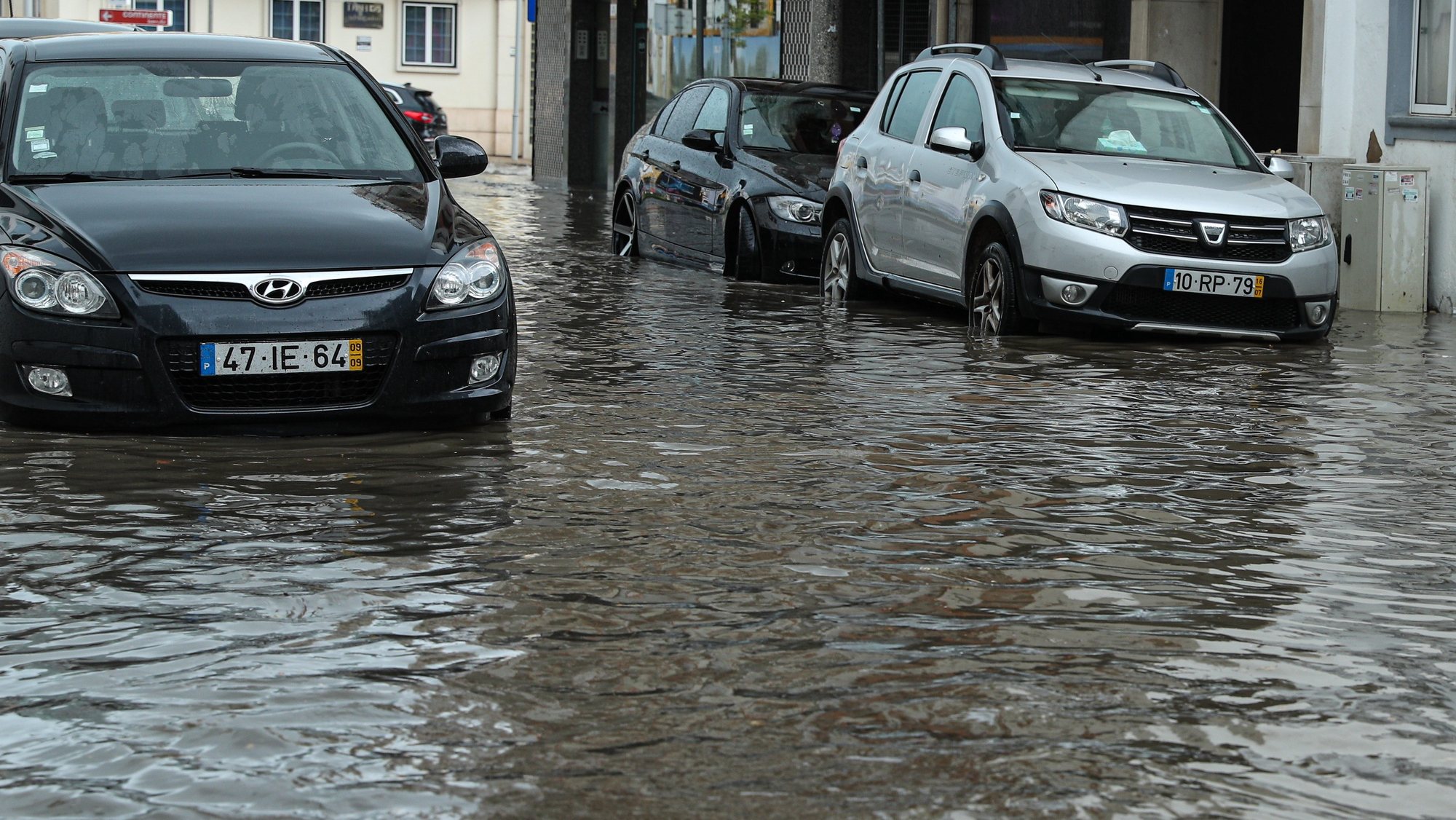 Chuva intensa em Faro, provoca várias inundações na baixa da cidade, Faro, 20 de março de 2022. LUÍS FORRA/LUSA