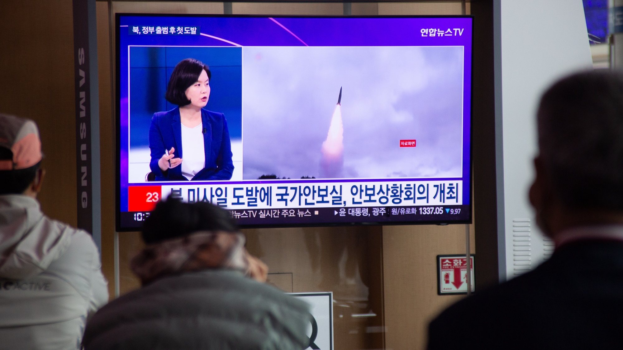 epa09943642 People watch a news report on a North Korean missile launch at a station in Seoul, South Korea, 13 May 2022. According to South Korea&#039;s Joint Chiefs of Staff (JCS), North Korea fired three ballistic missile toward the East Sea on 12 May.  EPA/JEON HEON-KYUN