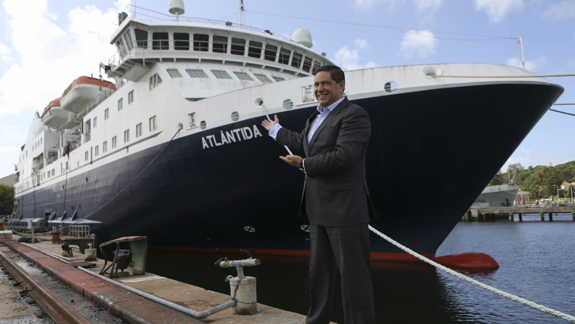 o navio acabou por ser adquirido pela segunda melhor proposta, que foi apresentada pela Douro Azul, de Mário Ferreira, no valor de 8 milhões e 750 mil euros
