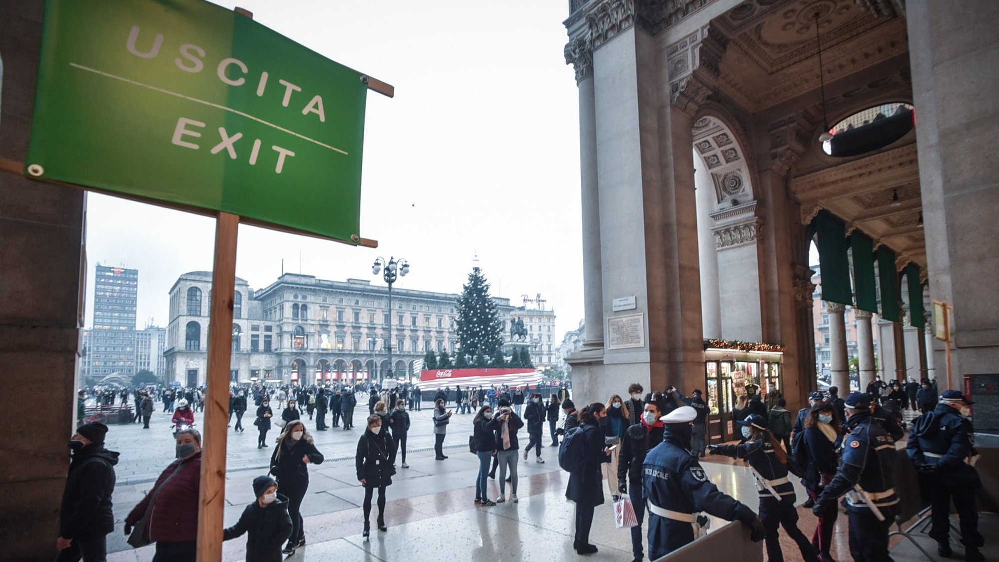epa08892304 Barriers and officers of the Local Police regulate the influx of visitors to avoid crowds at the entrance to Piazza Duomo of the Vittorio Emanuele Gallery, in Milan, Italy, 18 December 2020. Italian Premier Giuseppe Conte&#039;s government looks set to approve restrictions that will put Italy into some form of a lockdown over the Christmas holidays to stop social contact during the festive season feeding a third wave of COVID-19 contagion in the country.  EPA/MATTEO CORNER