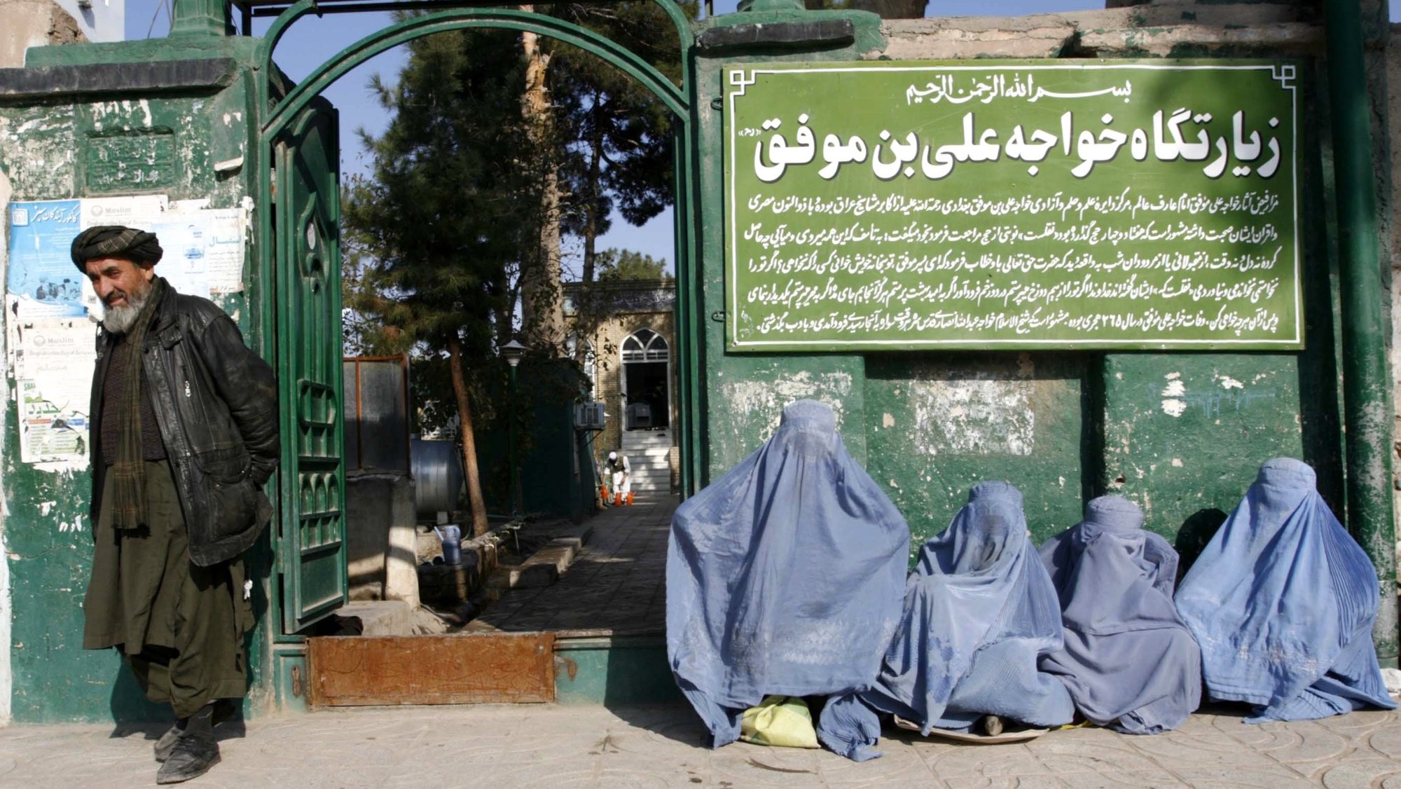 epa03490034 An Afghan burqa-clad women beg outside the Shrine of saint Khawaja Ali bin Moofiq in Herat, Afghanistan, 29 November 2012. Herat is the third largest city in Afghanistan, which lies on the trade routes connecting the Middle East, Central and South Asia.  EPA/JALIL REZAYEE