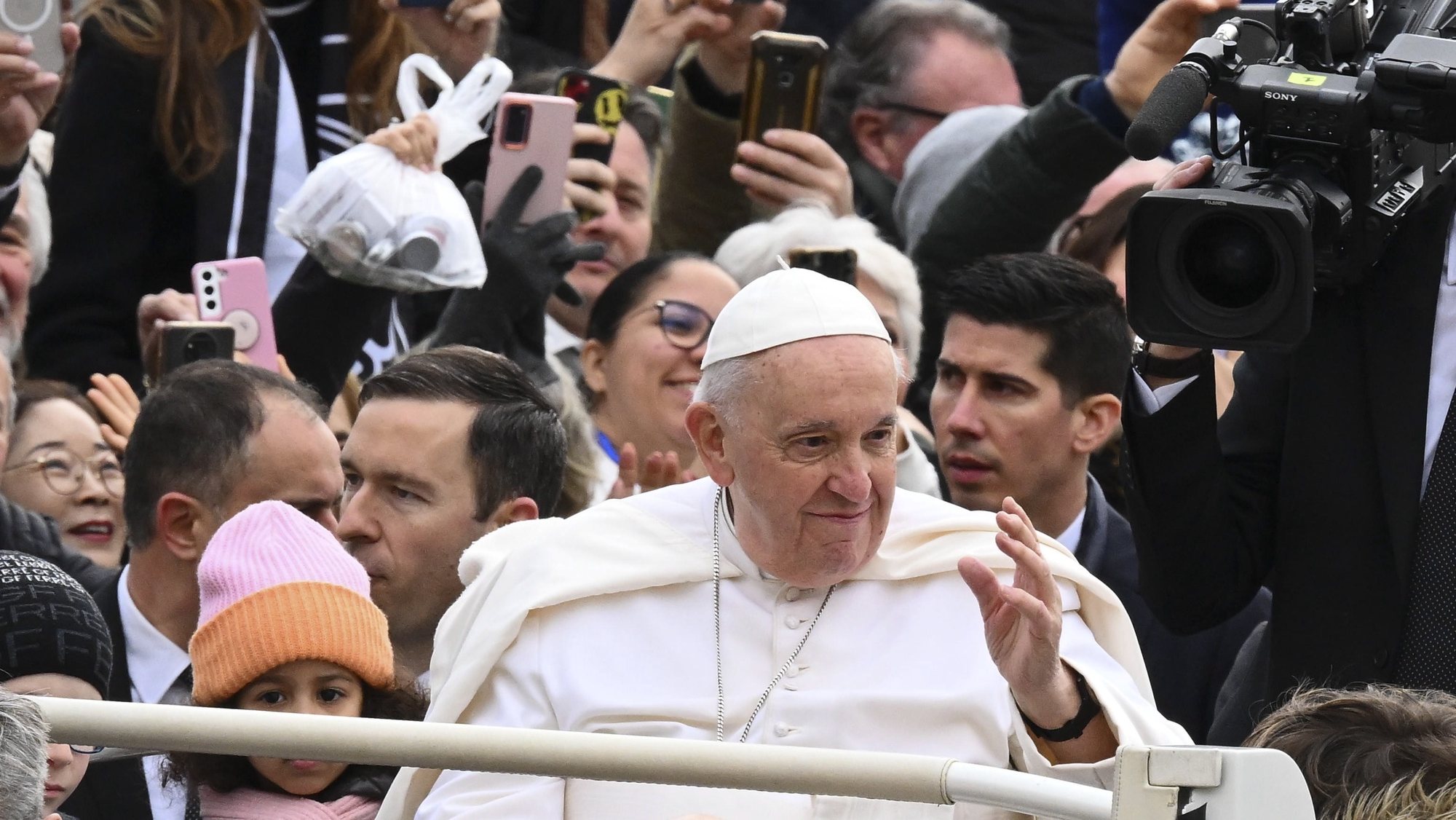 Papa lamenta que mulheres sejam “primeiro material descartável” no mundo atual foto