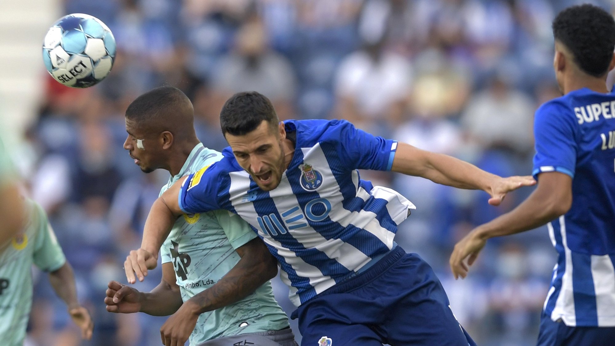 epa09434340 FC Porto&#039;s player  Ivan Marcano (R) vies for the ball with Arouca&#039;s player Andre Silva, during their Portuguese First League soccer match held at Dragao stadium in Porto, Portugal, 28 August 2021.  EPA/FERNANDO VELUDO