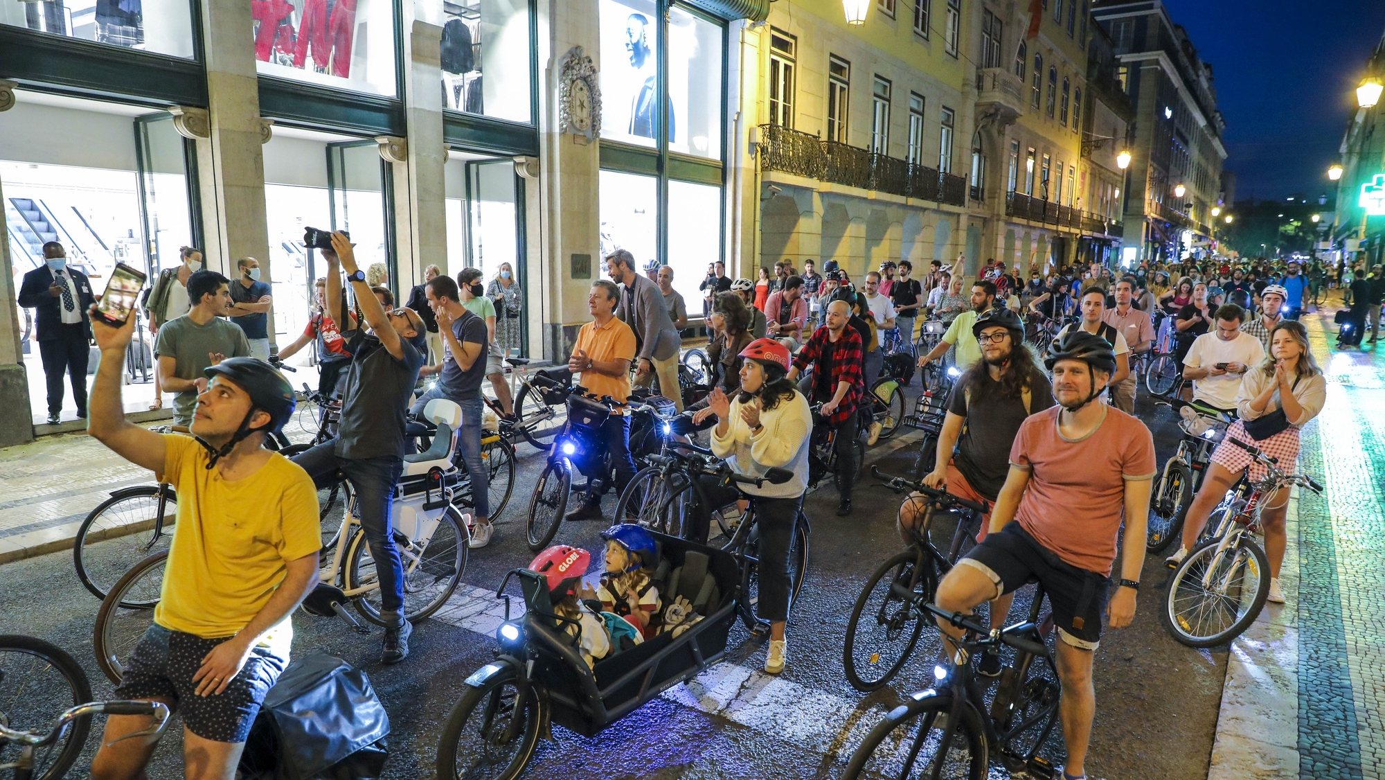 Ciclistas participam numa manifestação em defesa da ciclovia da Almirante Reis, em Lisboa, 19 de outubro de 2021. Uma iniciativa do Lisboa Possível, Grupo de cidadãos por uma Lisboa Sustentável e teve um percurso entre o Martim Moniz e a Praça do Município. MIGUEL A. LOPES/LUSA