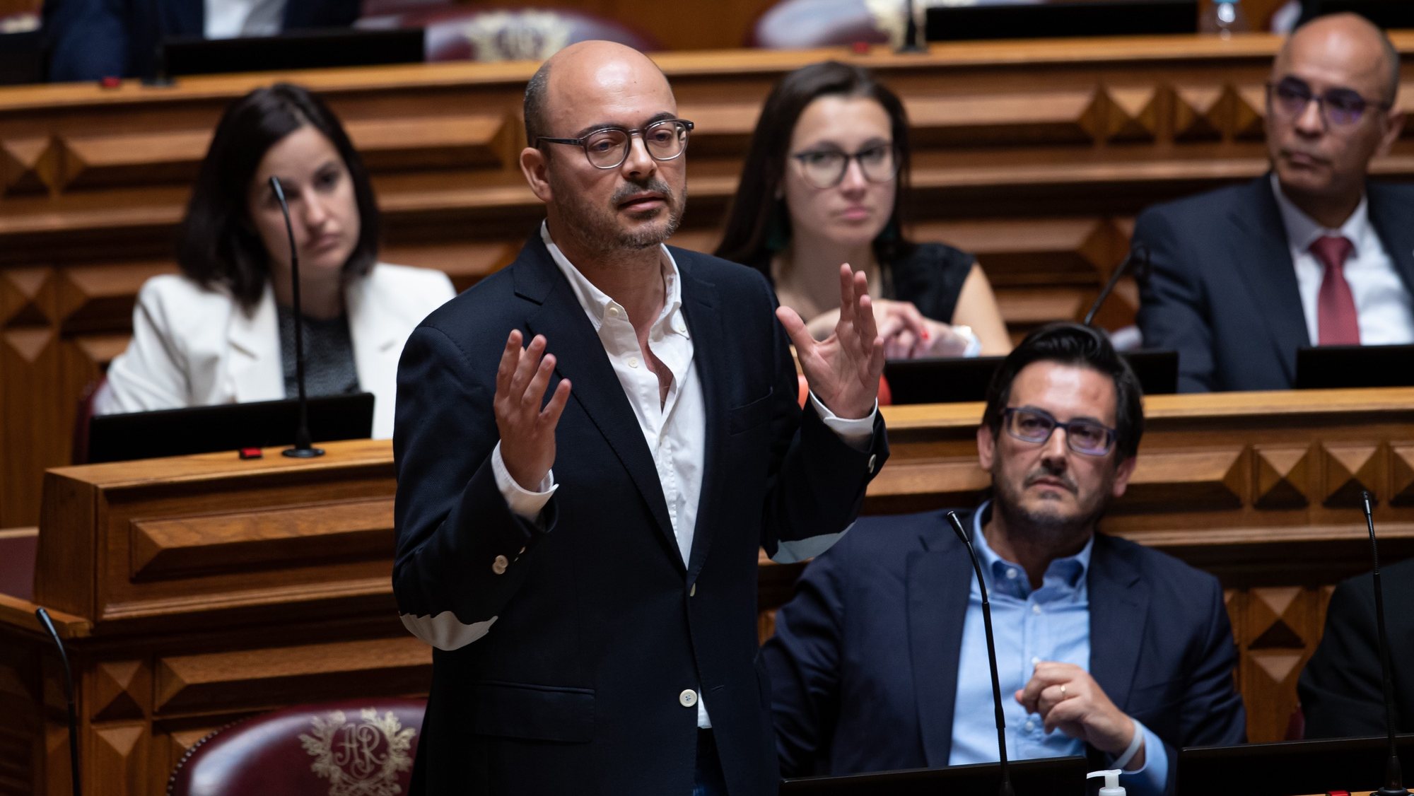 O porta-voz do Iniciativa Liberal (IL), Rodrigo Saraiva, intervém no debate sobre Orçamento do Estado de 2022, na Assembleia da República, em Lisboa, 29 de abril de 2022. JOSÉ SENA GOULÃO/LUSA