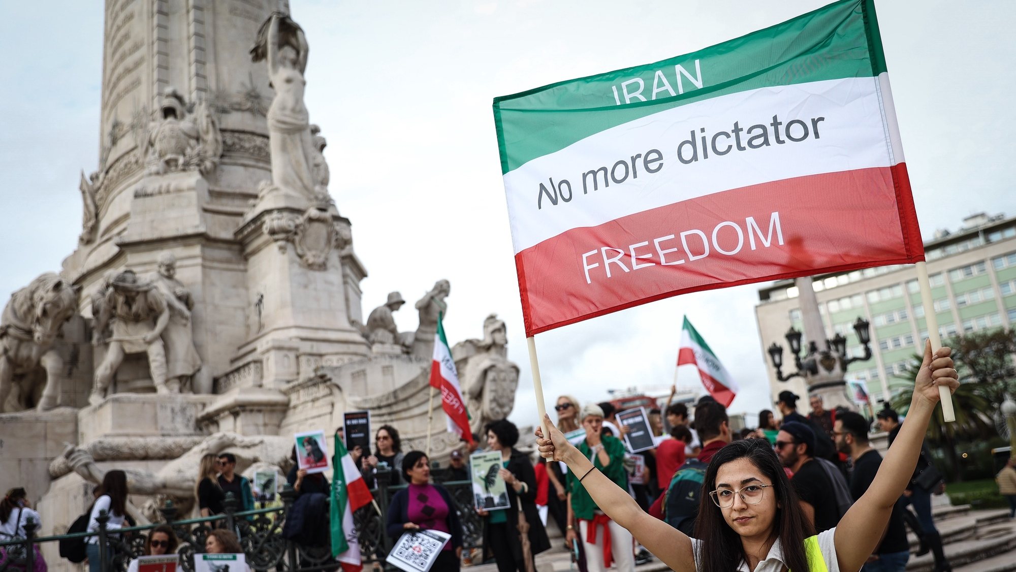 Pessoas participam numa corrente humana pela liberdade no Irão, do Marquês de Pombal até ao Rossio, em Lisboa, 29 de outubro de 2022. RODRIGO ANTUNES/LUSA