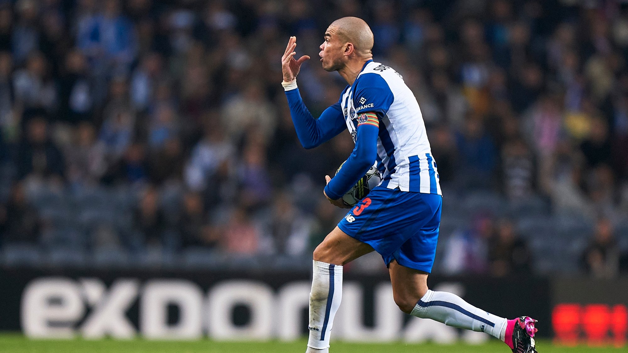 Pepe ainda tentou ajudar a equipa em posições mais avançados quando FC Porto estava reduzido a nove mas não conseguiu evitar derrota com Gil Vicente
